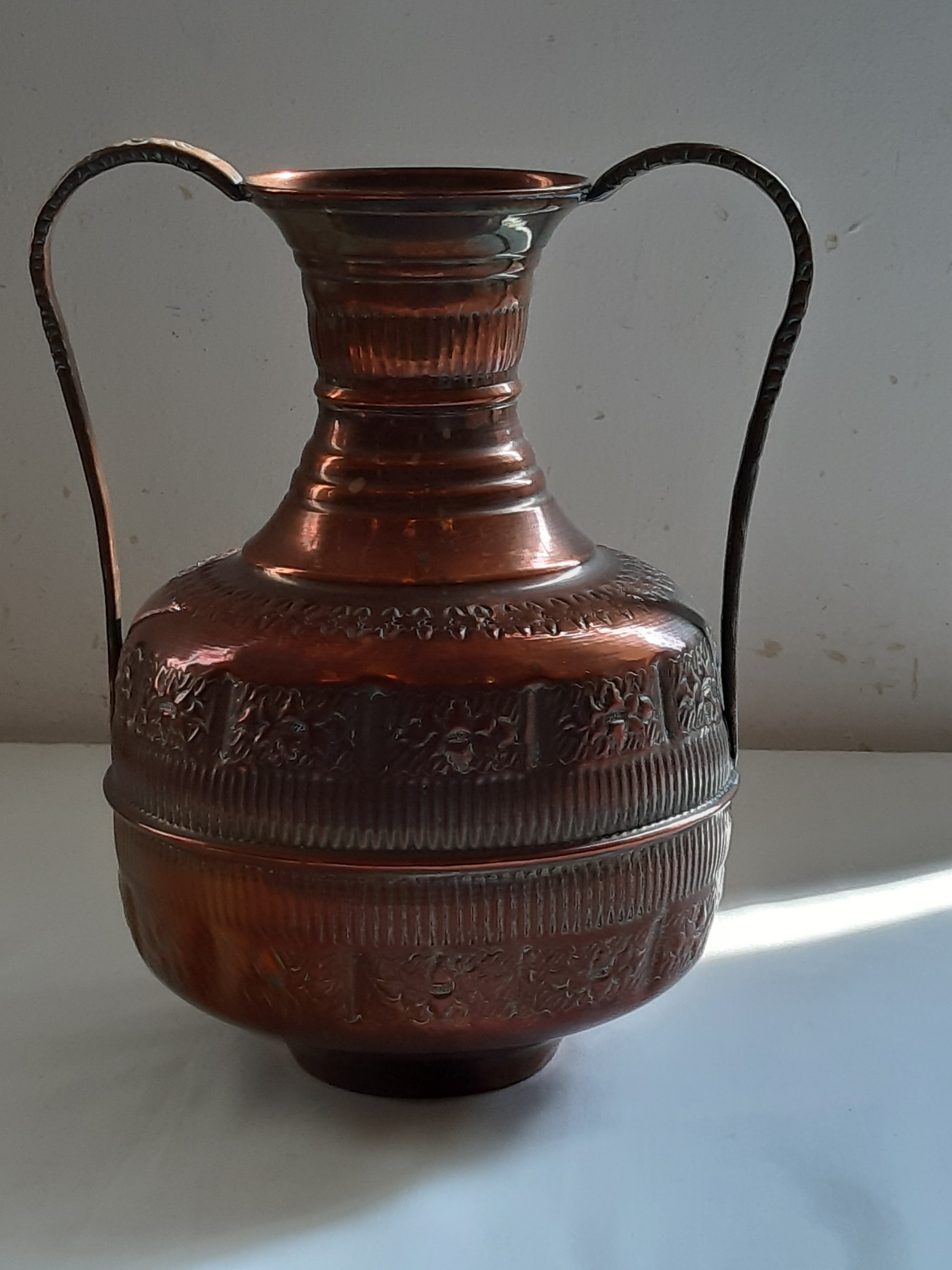 Vase amphore en cuivre gravé, décor floral, vintage  - Photo 0