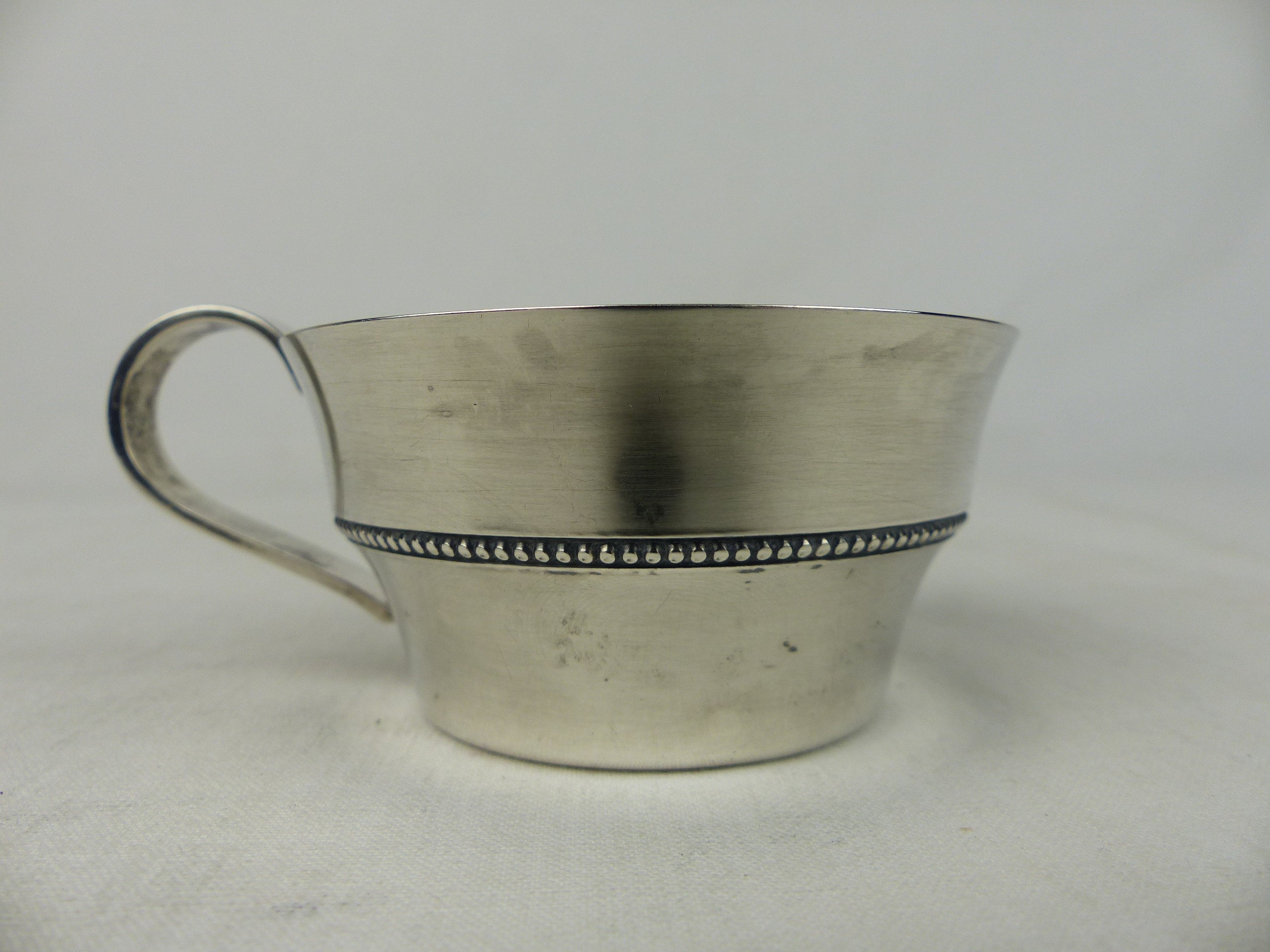 Voir photo 2 de Orfèvrerie de St Médard, tasse en métal argenté vintage Orfèvrerie de St Médard, tasse en métal argenté vintage Très bon état - Vue 2 -