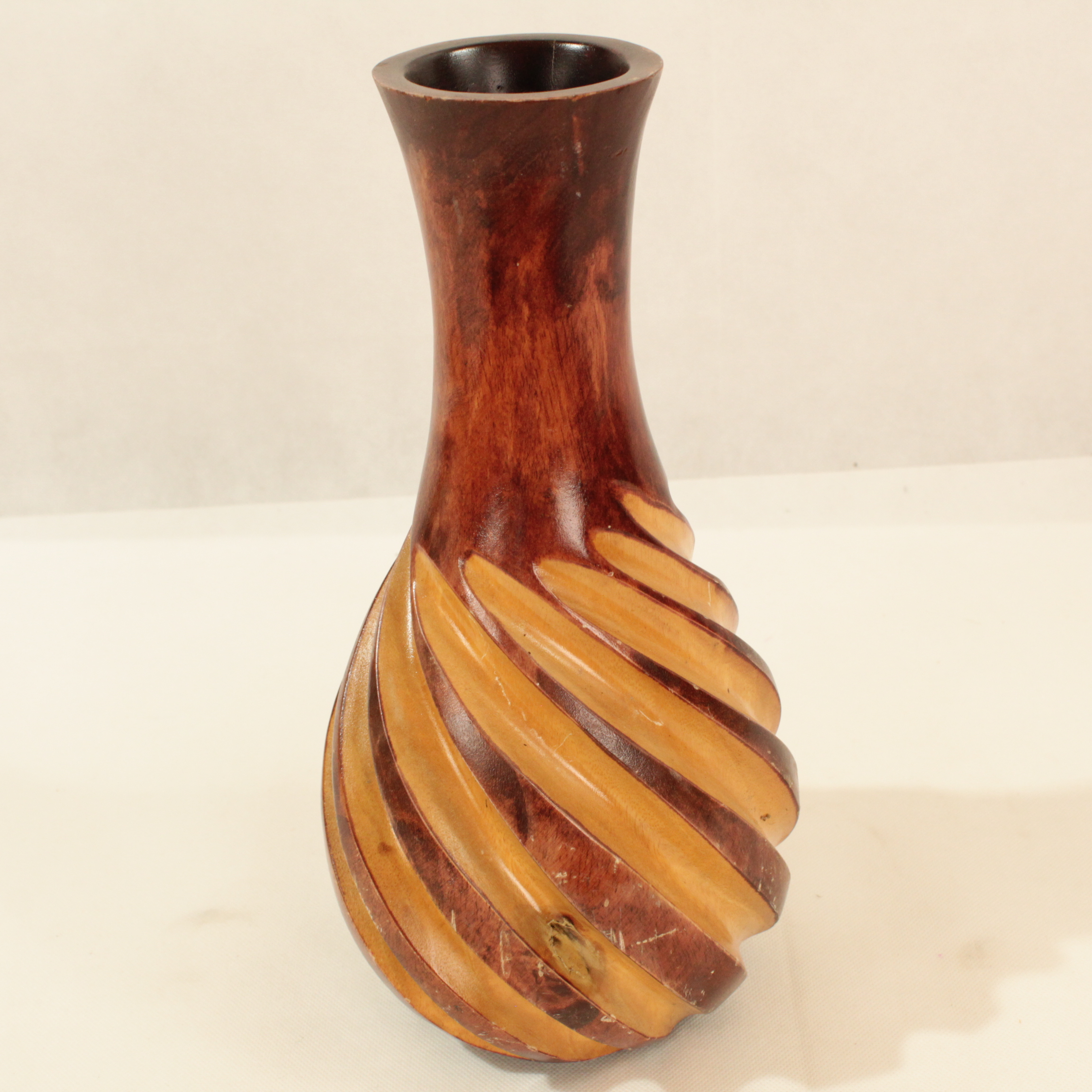 Vase en bois sculpté Bon état - Vue 2 - 