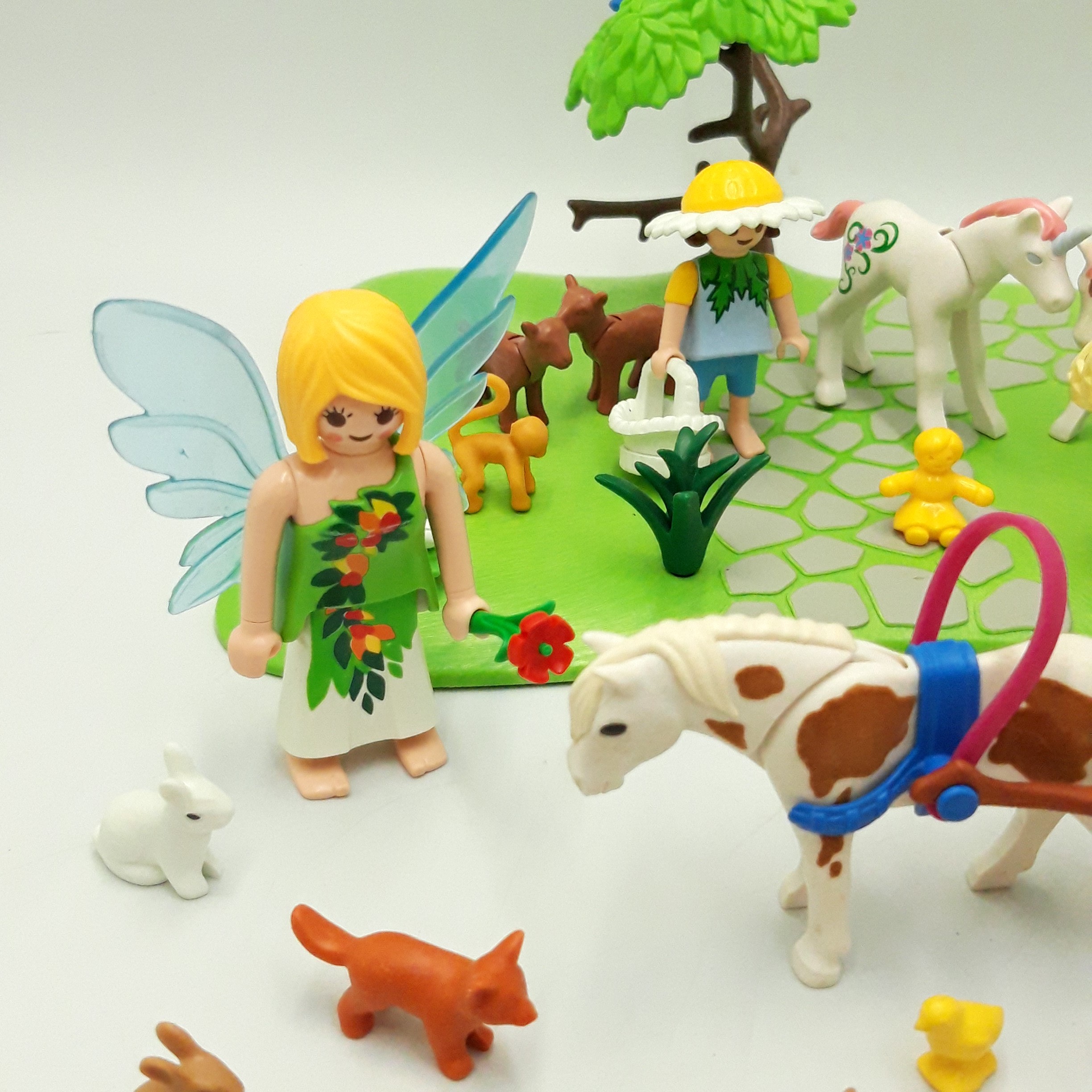 Voir photo 2 de Playmobil 'Calèche avec licornes et fées' 38 pièces Playmobil 'Calèche avec licornes et fées' 38 pièces Bon état - Vue 2 -
