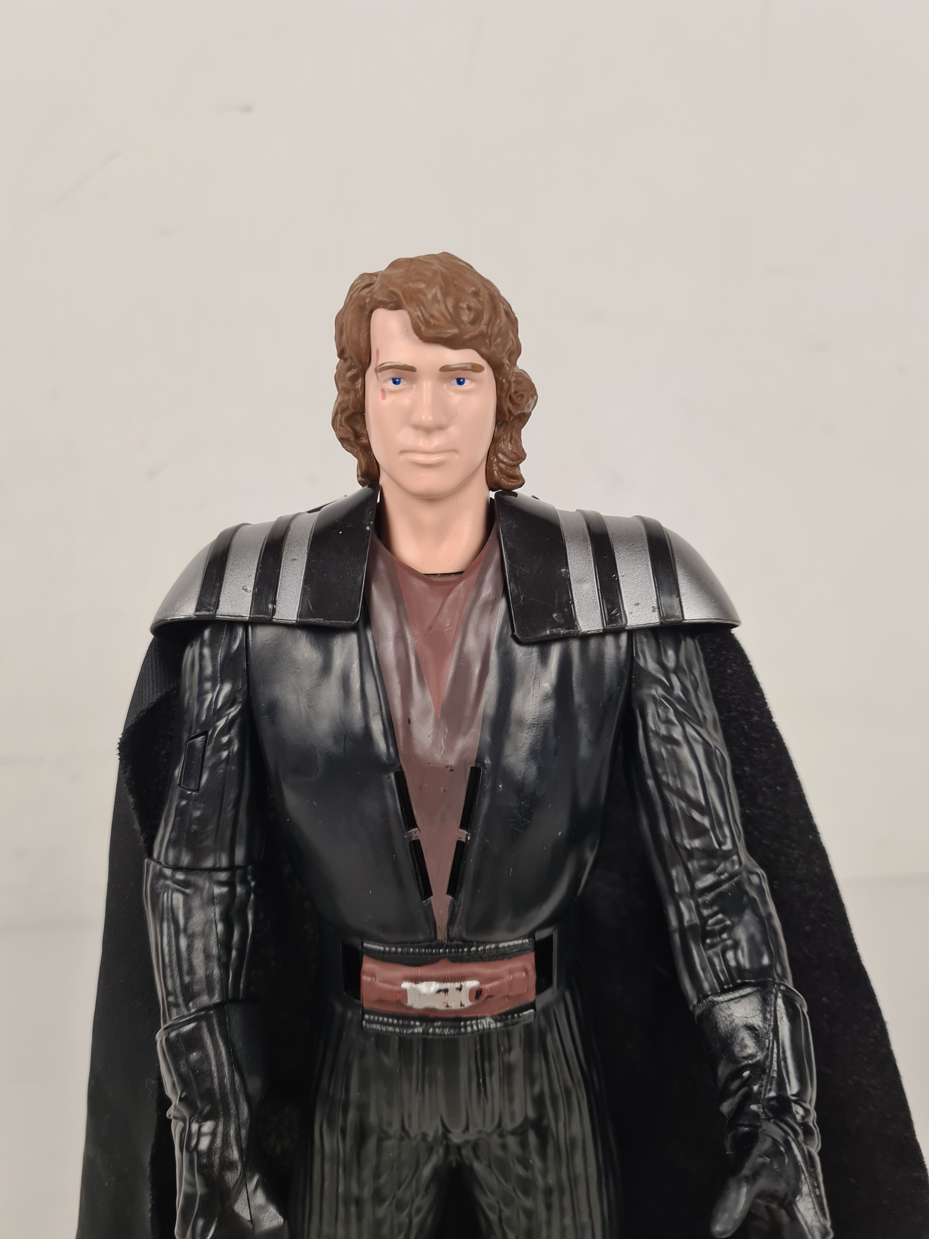 Voir photo 5 de Figurine articulée Star Wars Anakin Skywalker as Dark Vador 2012 Hasbro 12" -33 cm- Figurine articulée Star Wars Anakin Skywalker as Dark Vador 2012 Hasbro 12" -33 cm- Bon état - Vue 5 -