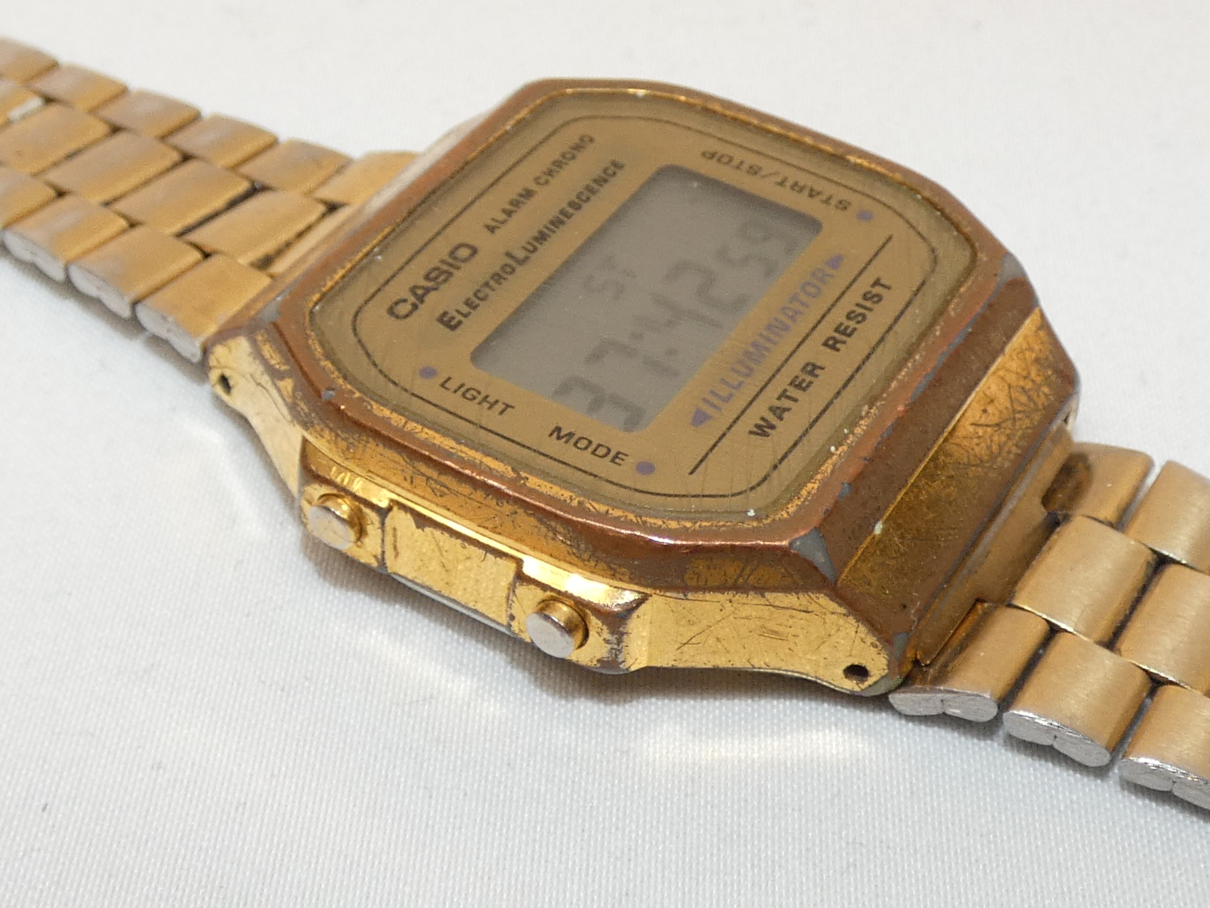 Montre quartz vintage de marque CASIO A168  - Vue 2 - 