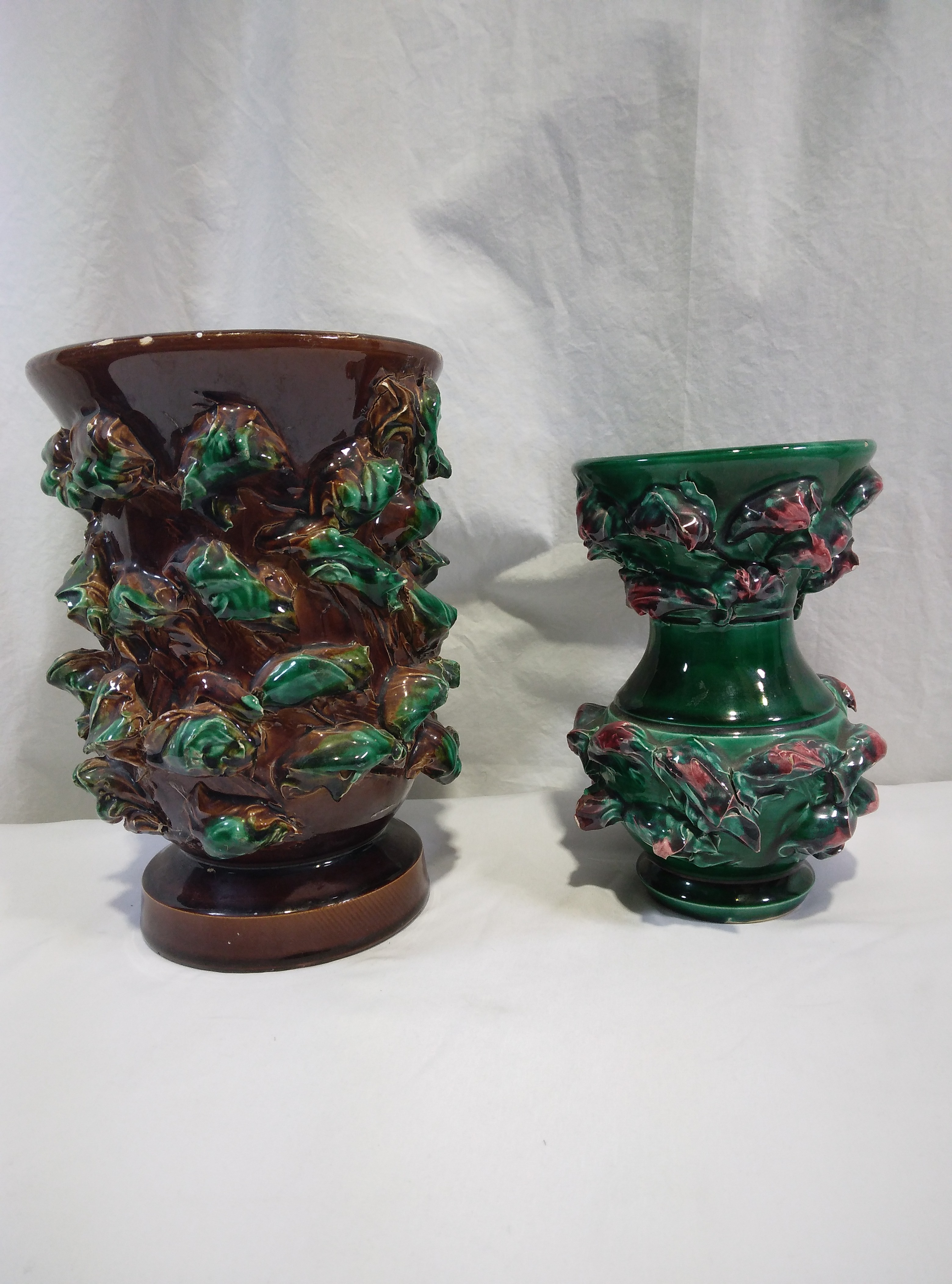 Voir photo 4 de Lot de 2 vases en céramique, décors en reliefs Lot de 2 vases en céramique, décors en reliefs État correct - Vue 4 -