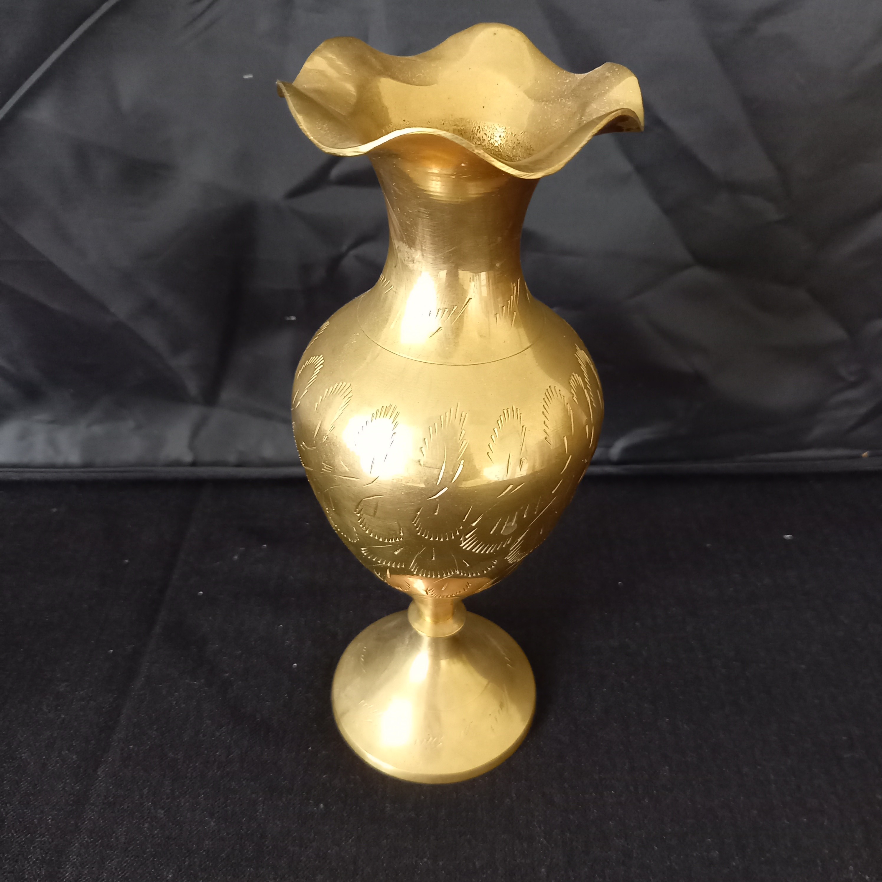 Voir photo 4 de 2 Vases classiques vintage en laiton. 2 Vases classiques vintage en laiton. Bon état - Vue 4 -