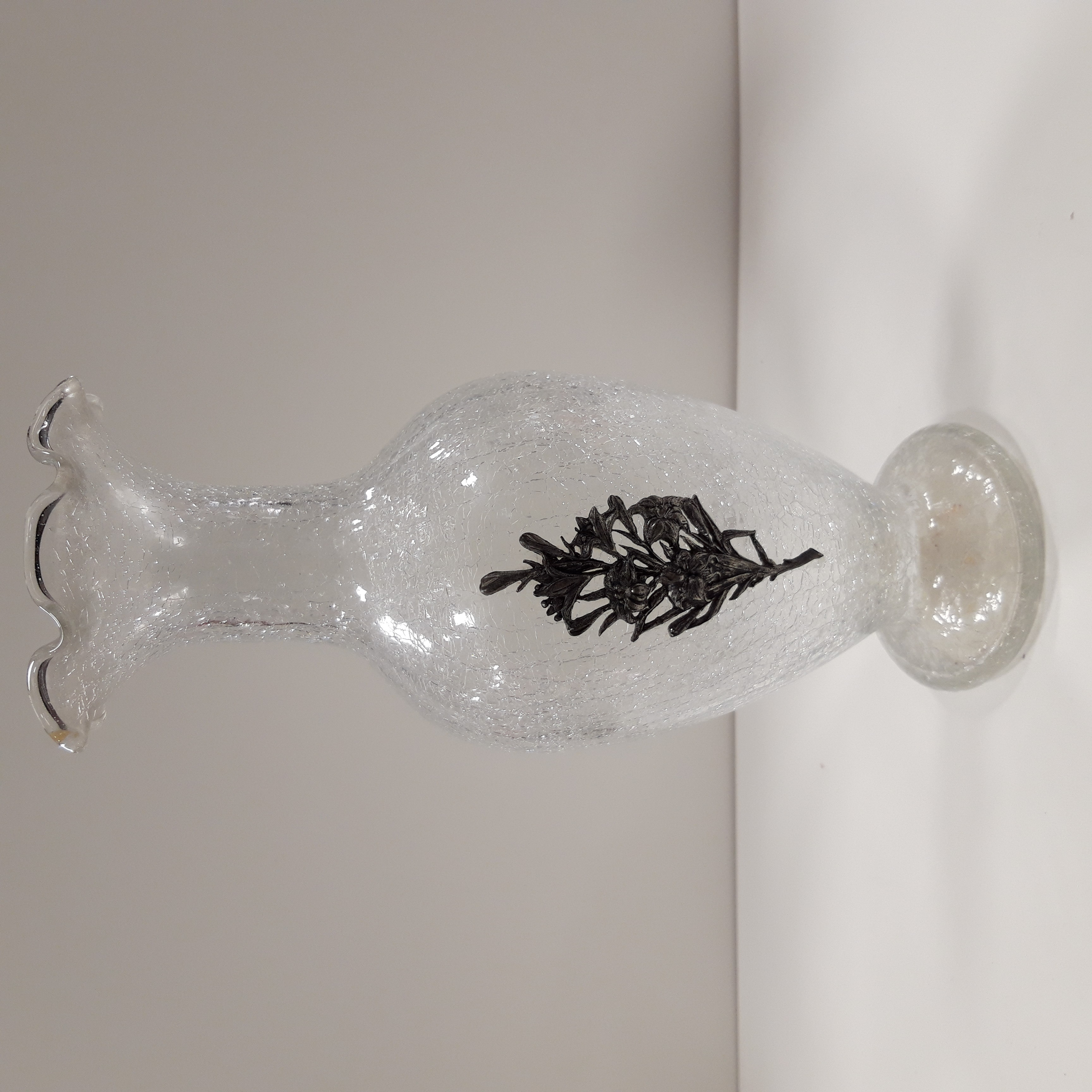 Acheter Vase en verre, motif cassé et à relief Très bon état - 20,00 € Vase en verre, motif cassé et à relief Très bon état - reconditionné disponible sur Label Emmaüs