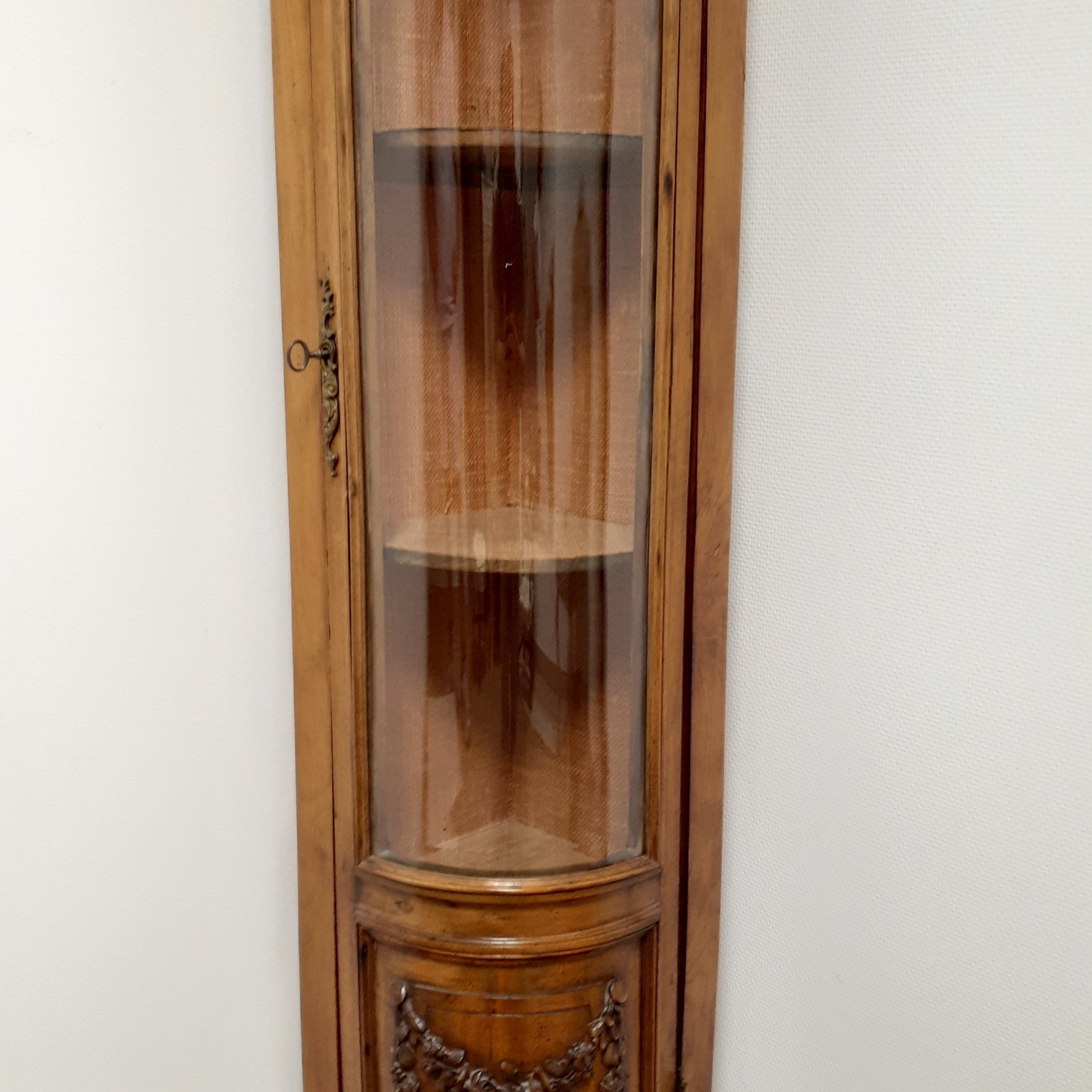 Vitrine d'angle en bois et verre biseauté avec clé - Photo 2