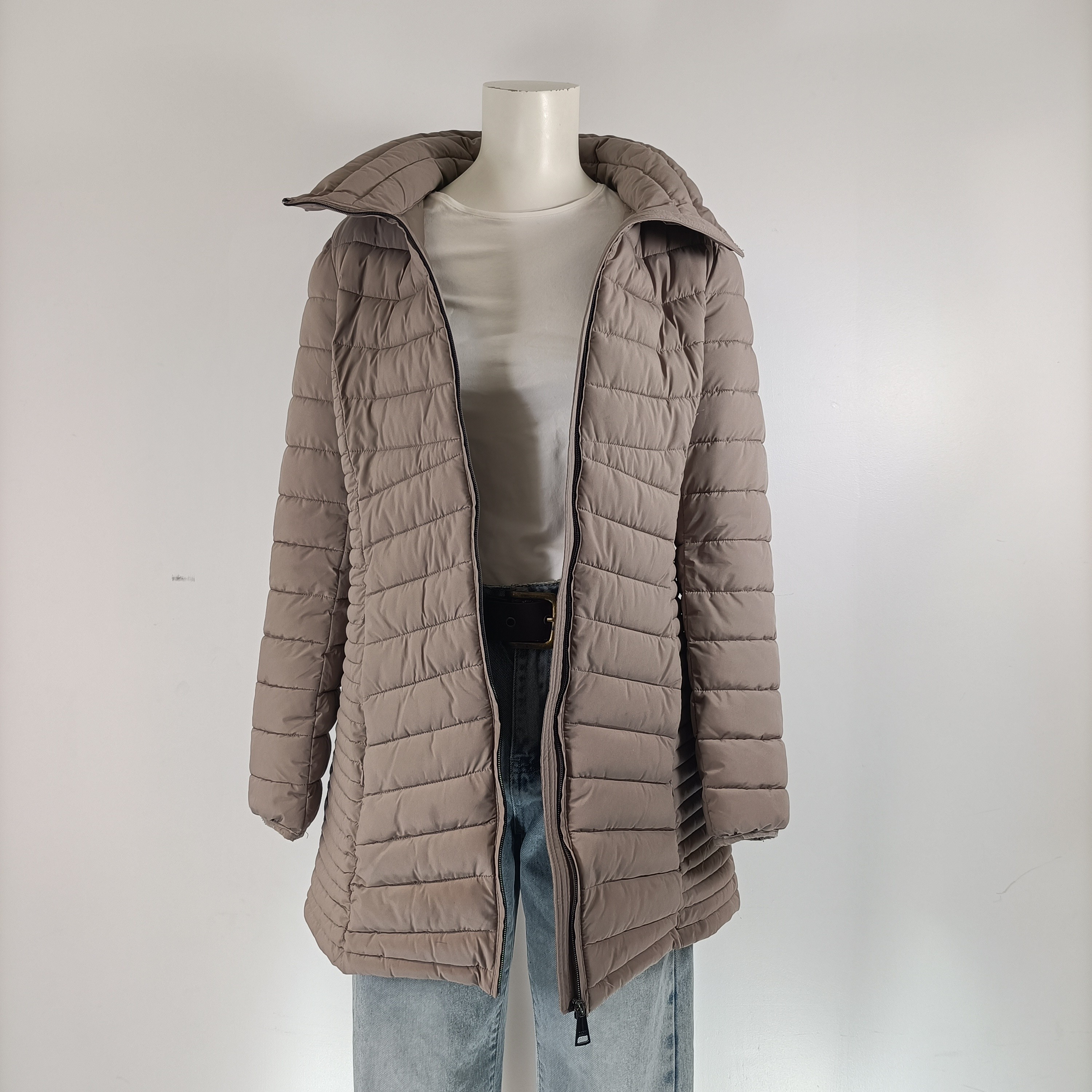 Doudoune beige DKNY Donna Karan New York à capuche, coupe mi-longue légère et chaude, logo dos, taille S  - Vue 5 - 