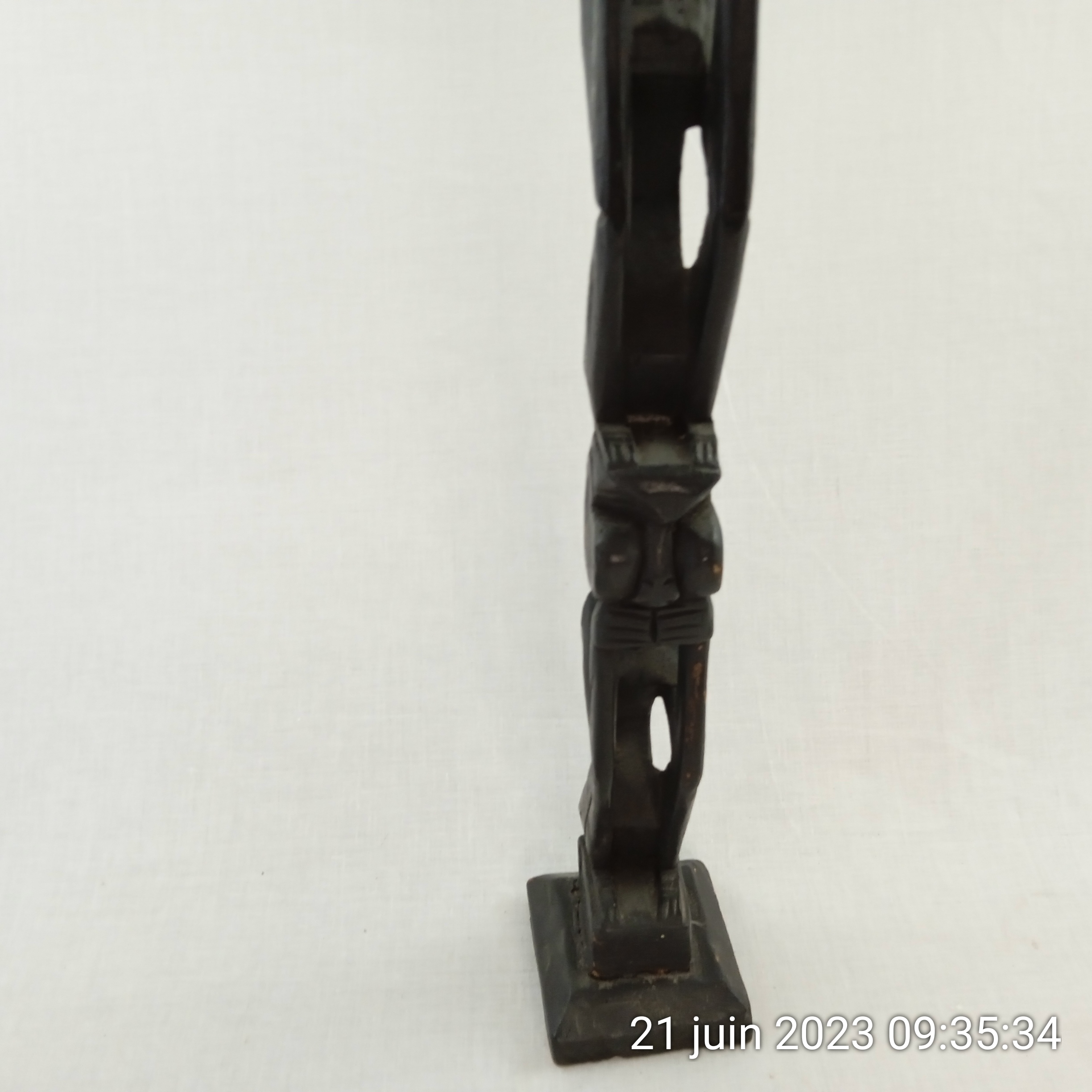Statuette traditionnelle 3 personnages en bois ébène - Photo 4