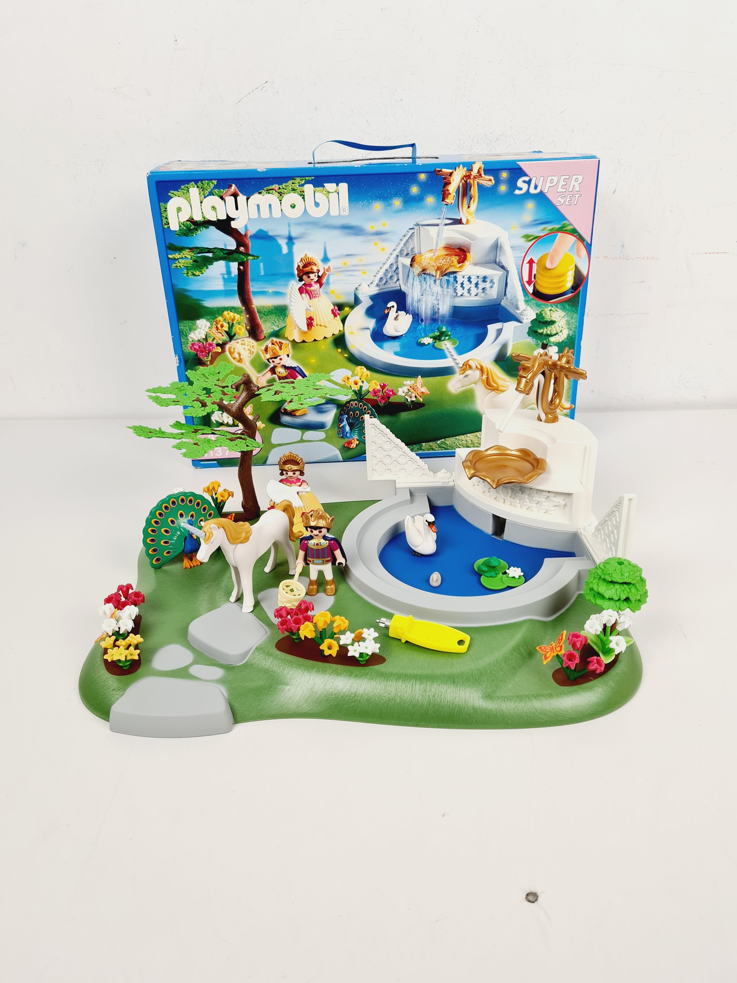 Voir photo 2 de Playmobil - 4137, SuperSet Parc du château de conte de fées - Playmobil - 4 ans + Playmobil - 4137, SuperSet Parc du château de conte de fées - Playmobil - 4 ans + Bon état - Vue 2 -