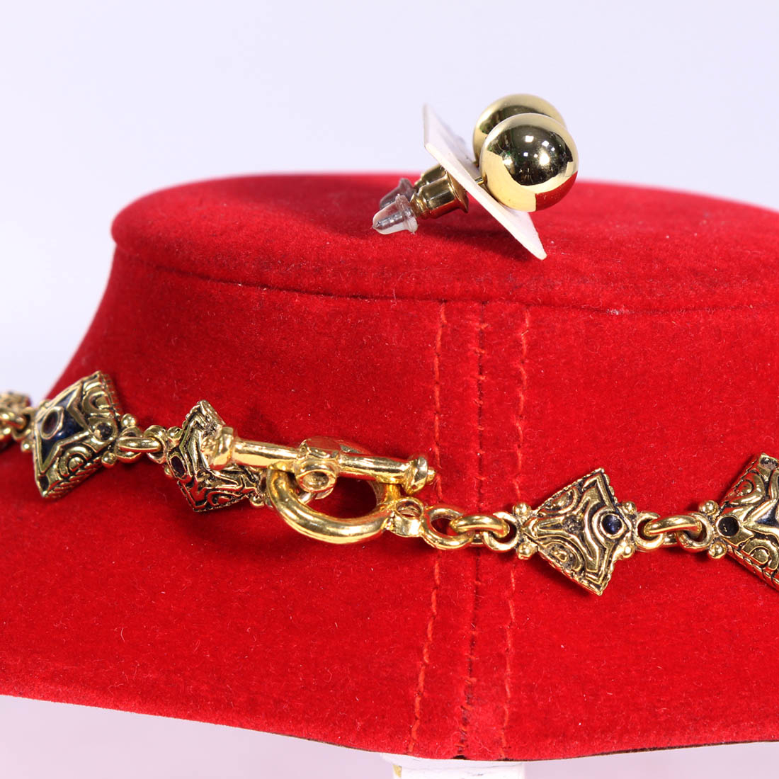 Voir photo 3 de Collier en métal doré avec boucles d'oreille Collier en métal doré avec boucles d'oreille - Vue 3 -
