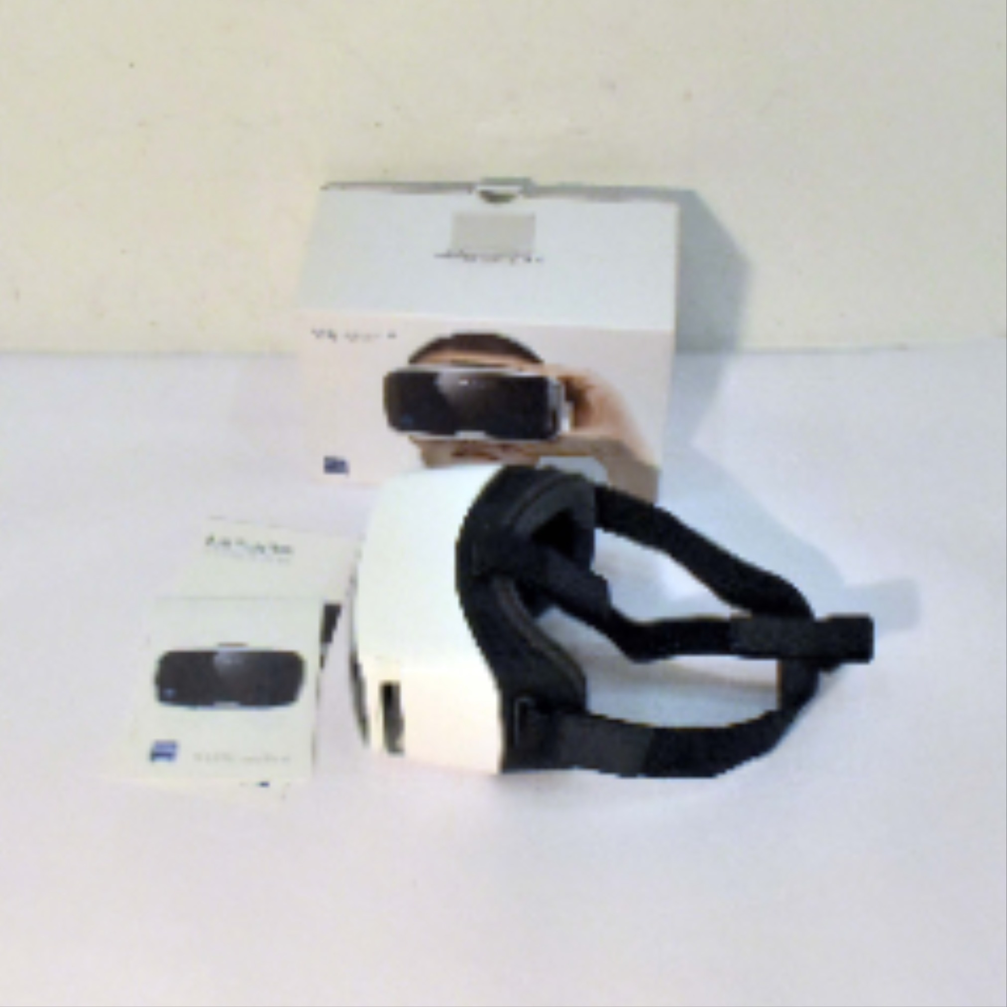 Voir photo 2 de VR ONE Plus - Carl Zeiss™ - Casque de Réalité Virtuelle - 2016 VR ONE Plus - Carl Zeiss™ - Casque de Réalité Virtuelle - 2016 - Vue 2 -