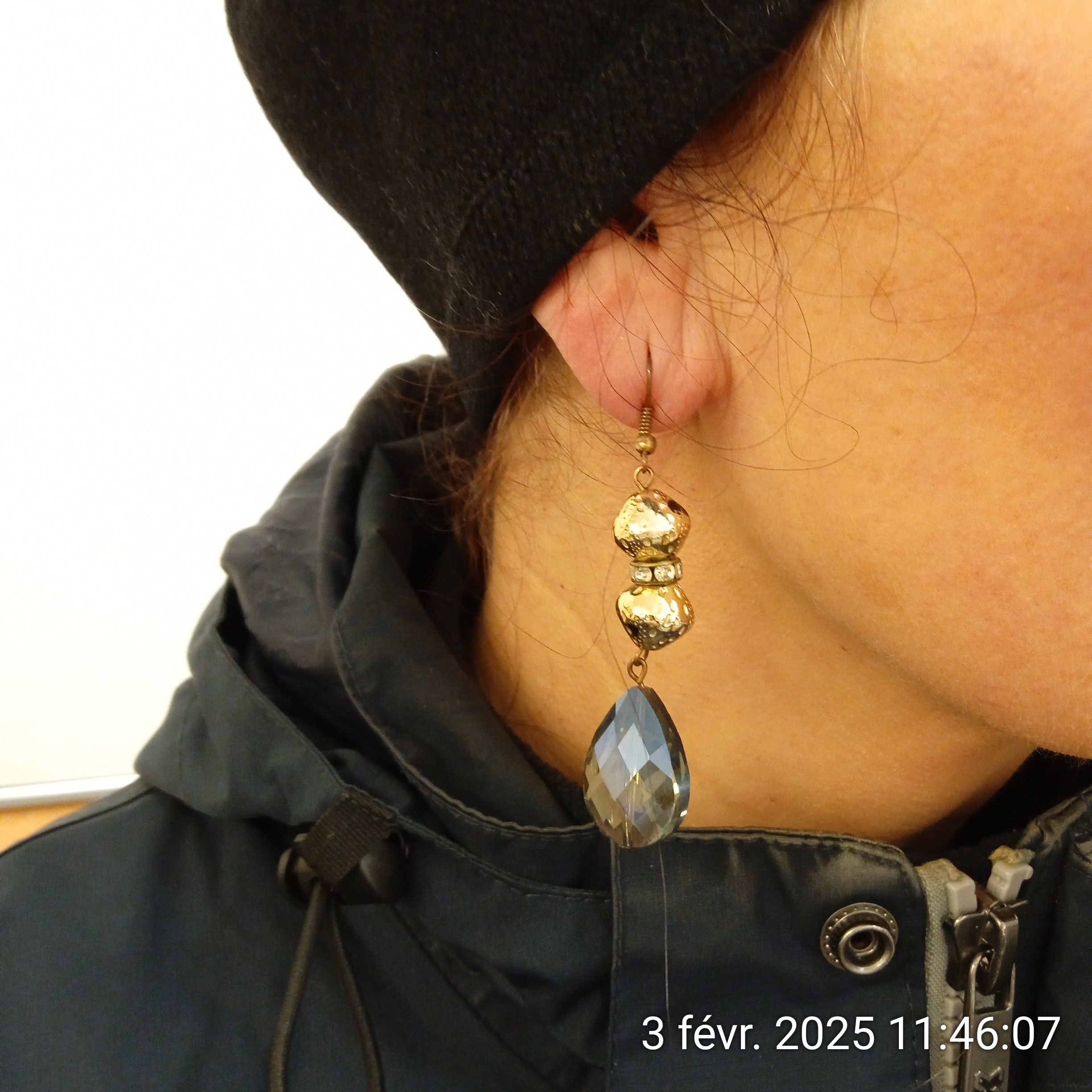 Boucles d'oreilles pendantes en forme de larme en cristal facetté bleu Bon état - Vue 3 - 
