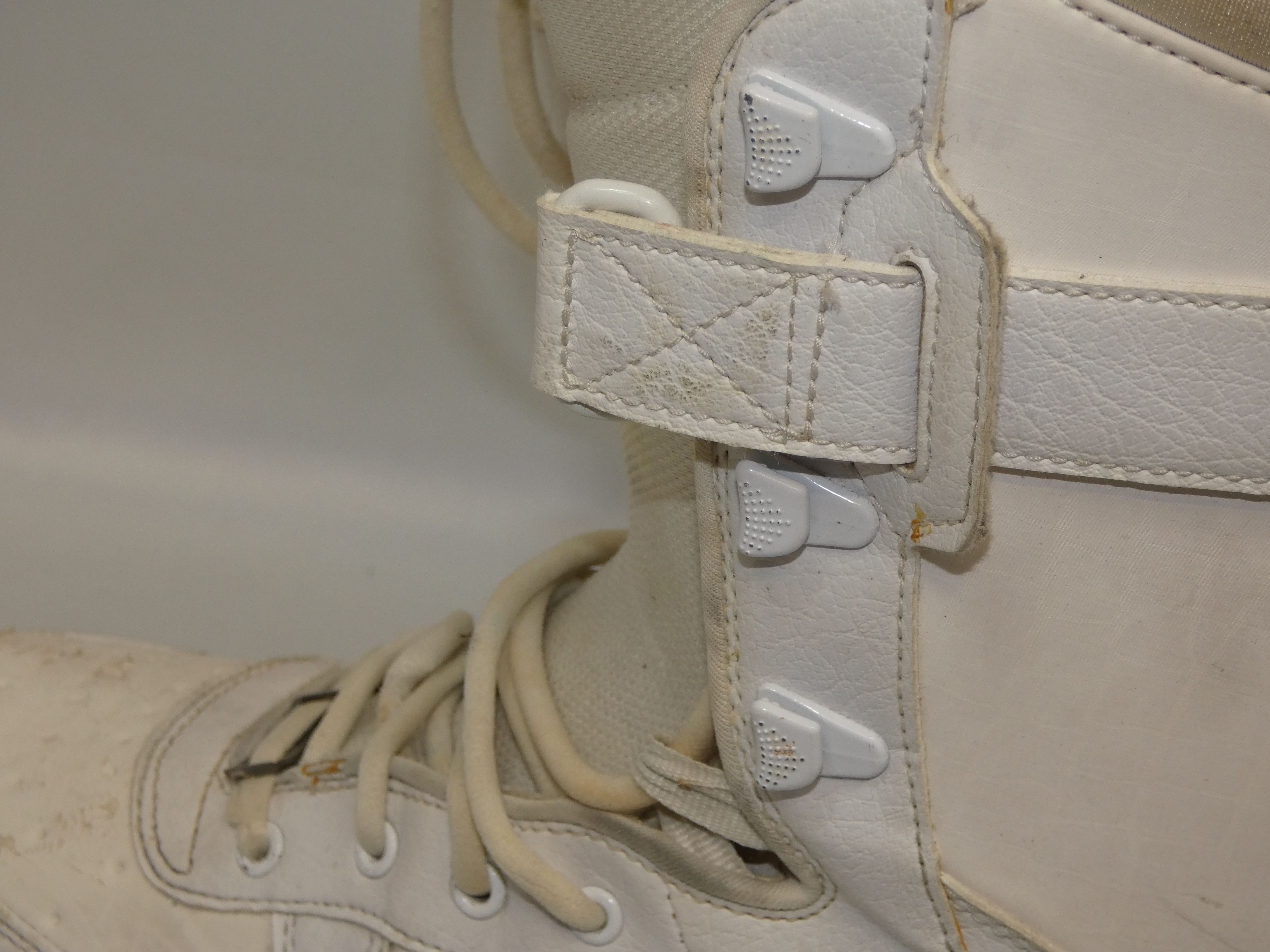 Bottes de Snowboard NIKE blanches Taille 45 Bon état - Vue 2 - 