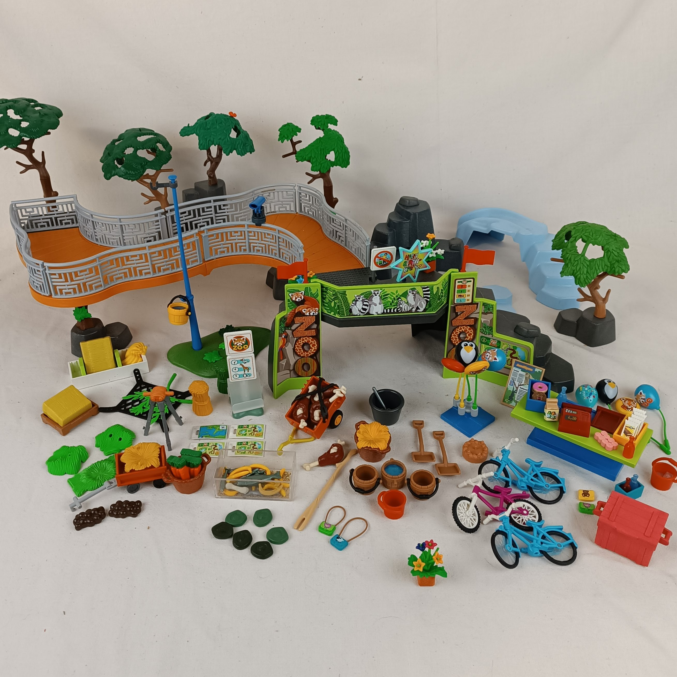 Ensemble Playmobil Zoo, Parc animalier et autres extensions : 175 animaux, 24 personnages Bon état - Vue 6 - 