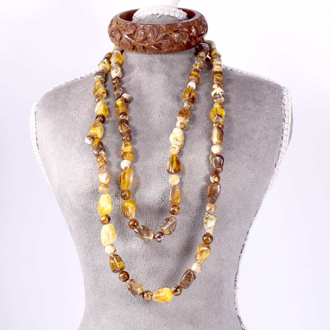 Voir photo 2 de Collier de perles en plastique + bracelet imitation bois Collier de perles en plastique + bracelet imitation bois Bon état - Vue 2 -