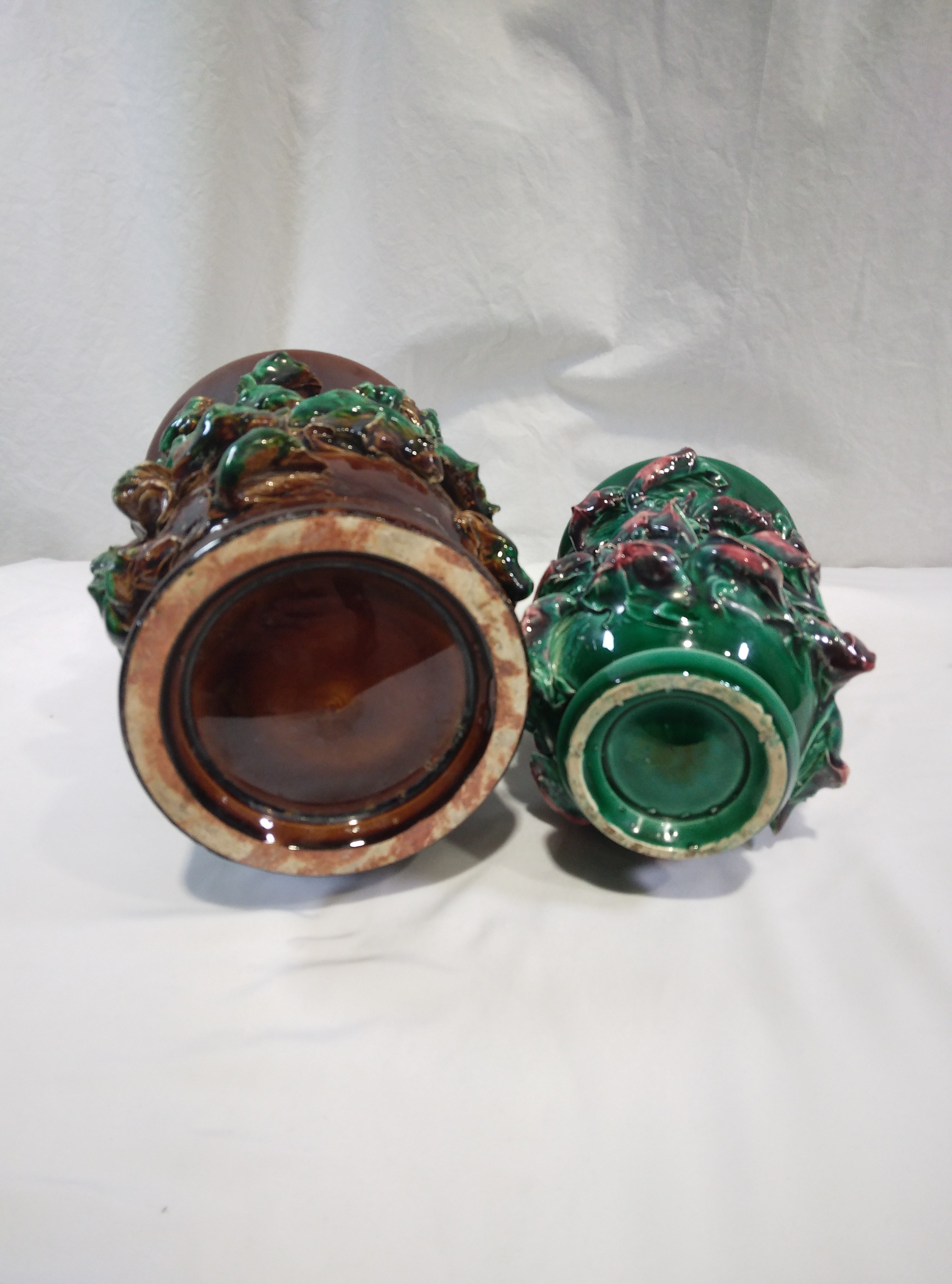 Voir photo 8 de Lot de 2 vases en céramique, décors en reliefs Lot de 2 vases en céramique, décors en reliefs État correct - Vue 8 -