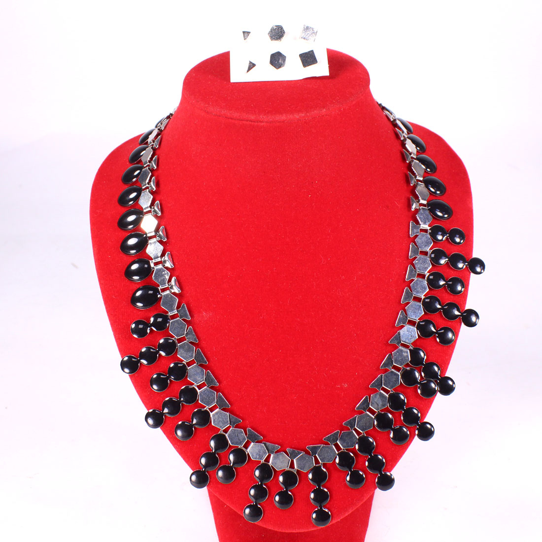Voir photo 2 de Collier graphique couleur noire et acier + boucles d'oreille Collier graphique couleur noire et acier + boucles d'oreille Bon état - Vue 2 -