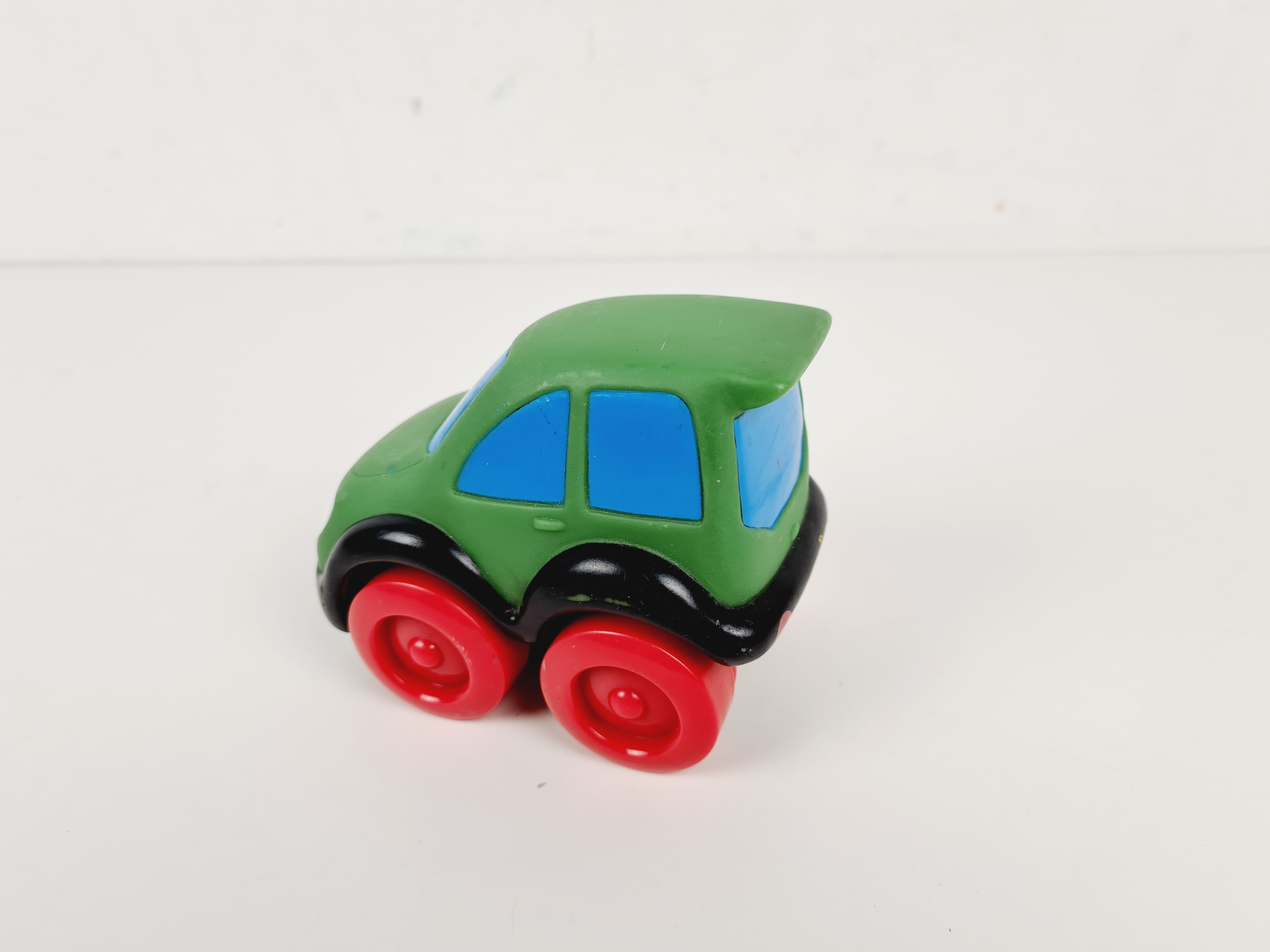 Jeu 1 er âge - Petite voiture - The colored World - Photo 1