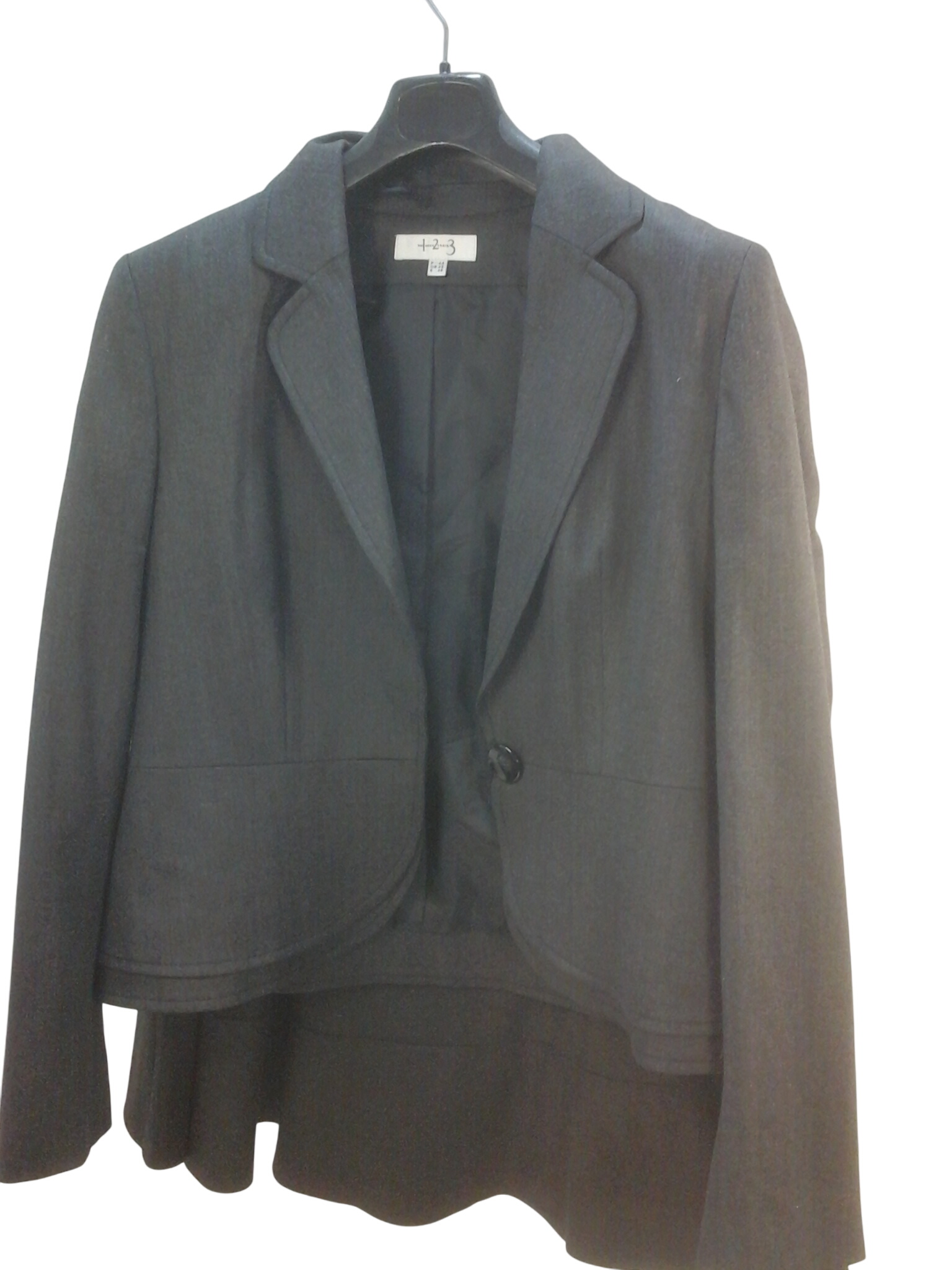 Acheter Ensemble 123 veste et jupe Très bon état - 17,50 € Ensemble 123 veste et jupe Très bon état - reconditionné disponible sur Label Emmaüs