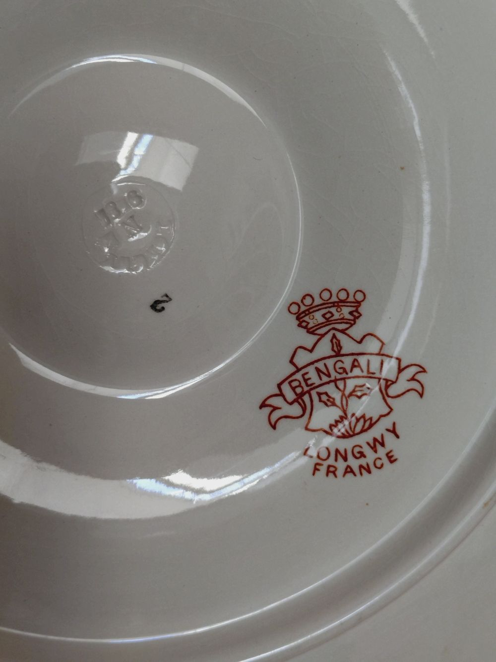 Paire d'assiettes à huîtres festonnée en majolique française 