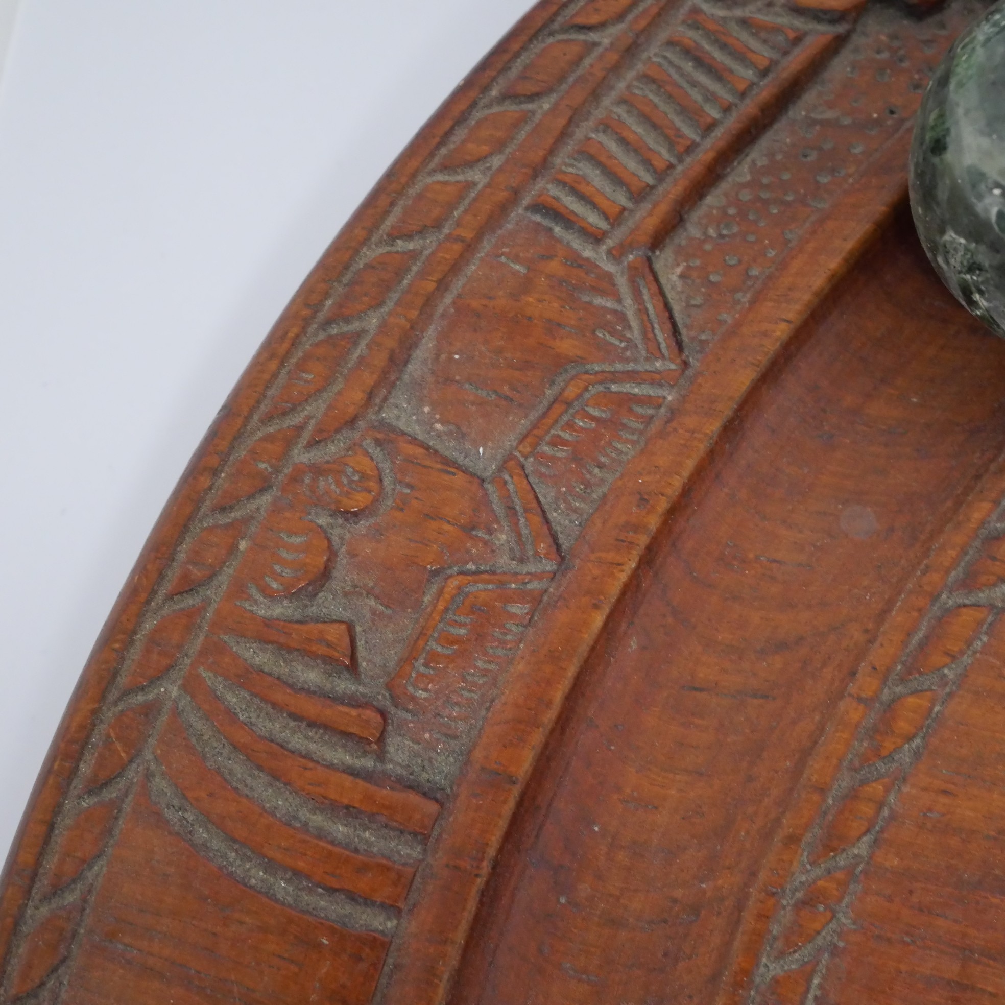 Jeu de solitaire en bois sculpté et billes en pierres naturelles et semi-précieuses Bon état - Vue 10 - 