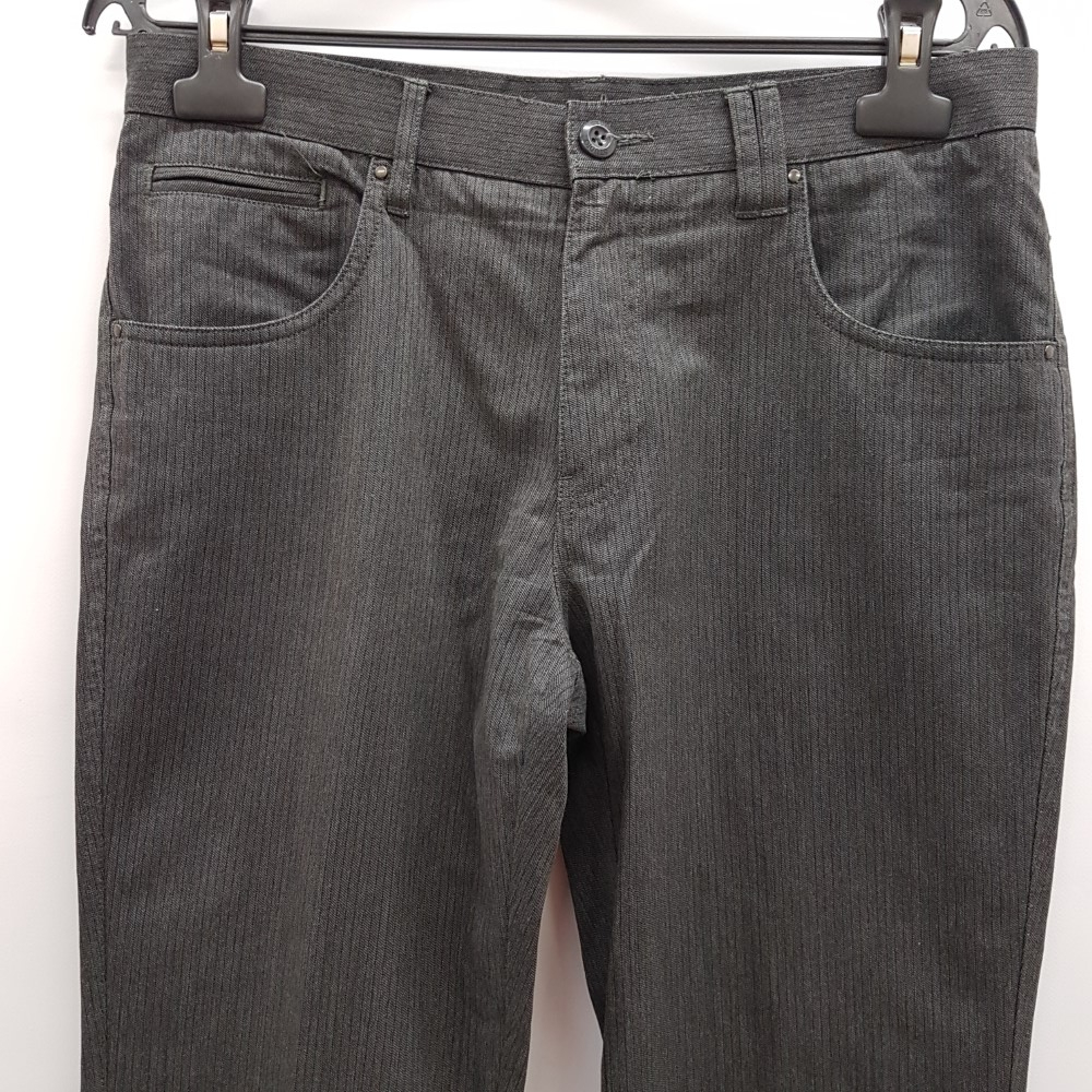 Voir photo 4 de Pantalon gris chiné - ARMAND THIERY – taille 42 Pantalon gris chiné - ARMAND THIERY – taille 42 Très bon état - Vue 4 -
