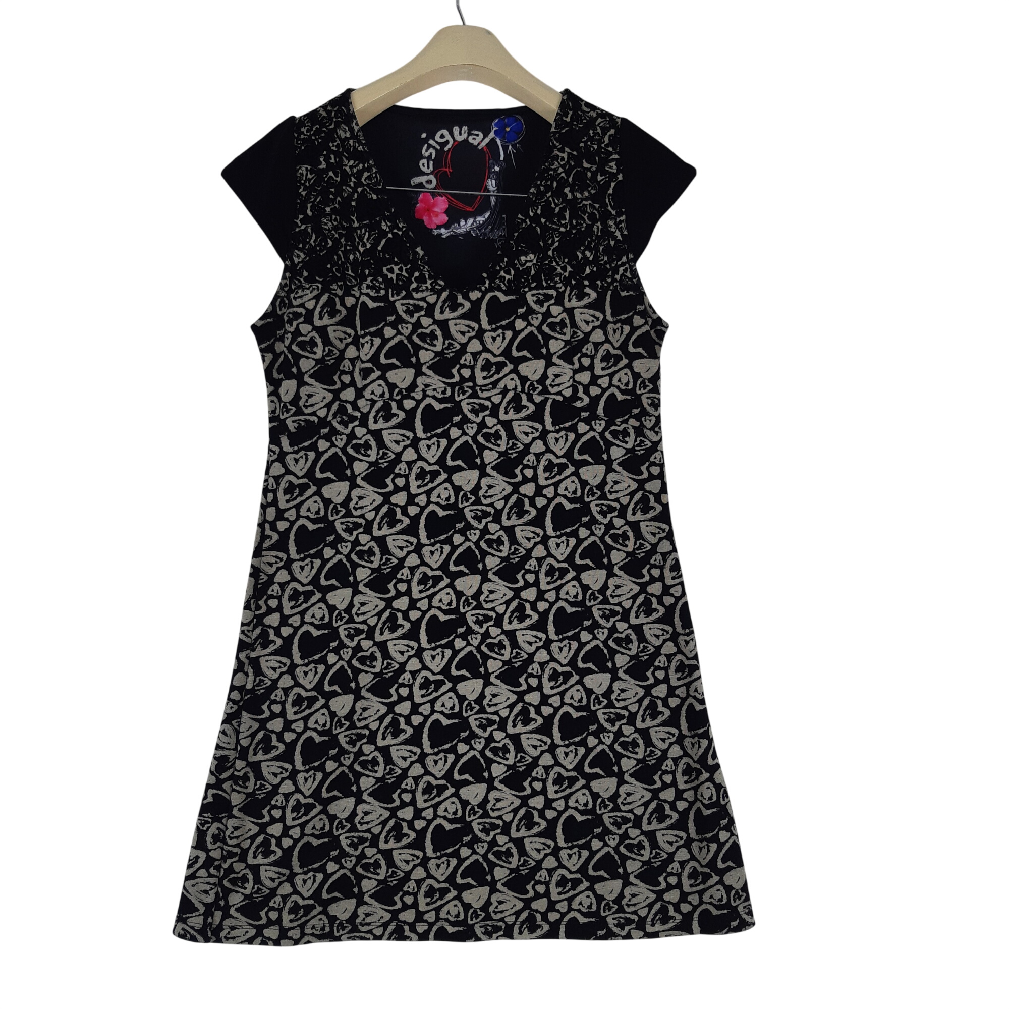 Desigual - Robe courte noire motifs cœurs ❤️​ - Taille S/M mesures Poitrine= 43 Longueur= 92  -  reconditionné disponible sur Label Emmaüs