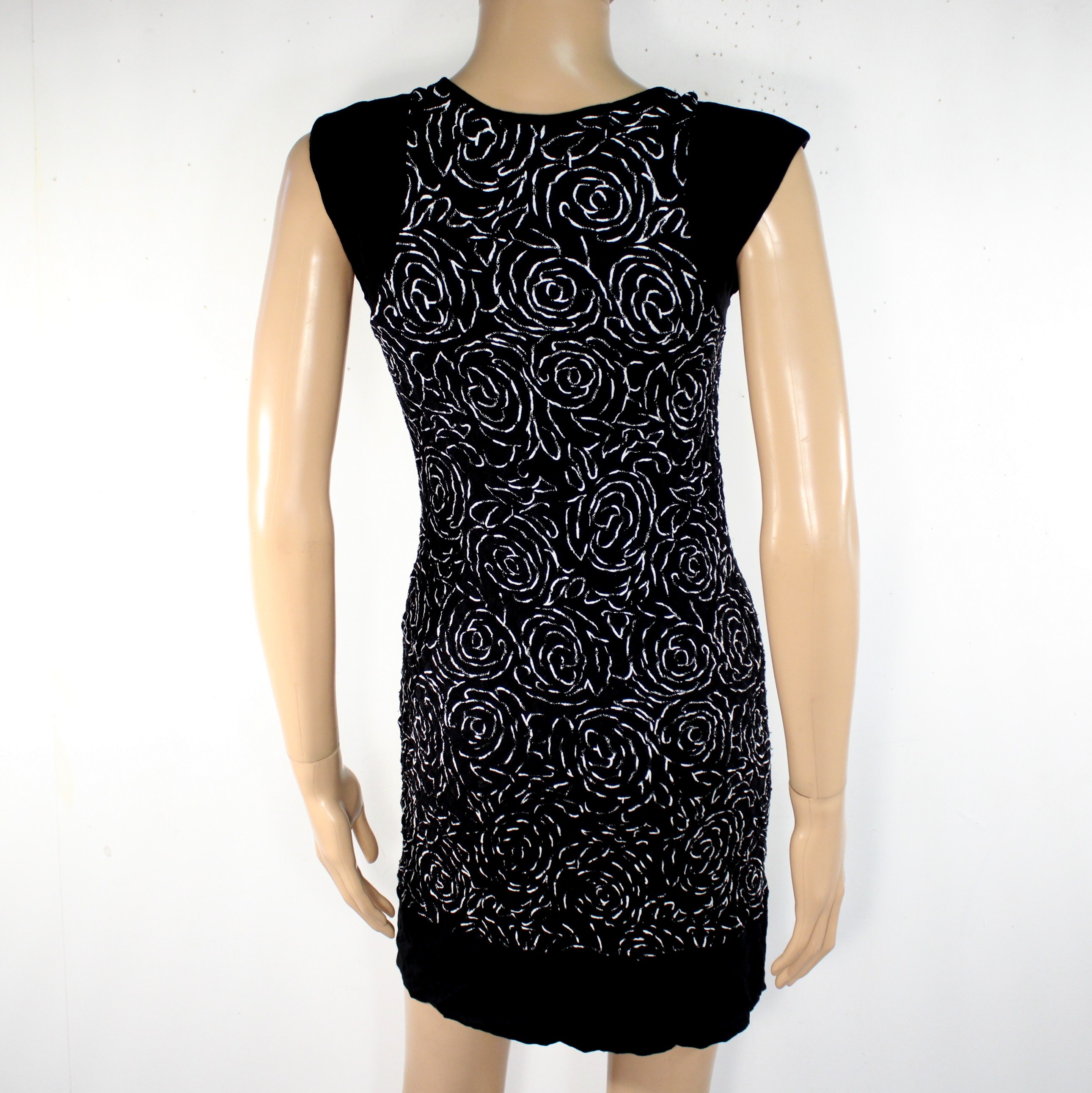 Voir photo 4 de Robe Noire Fleuris Blanc JUS D'ORANGE Taille Estimée S Robe Noire Fleuris Blanc JUS D'ORANGE Taille Estimée S Très bon état - Vue 4 -