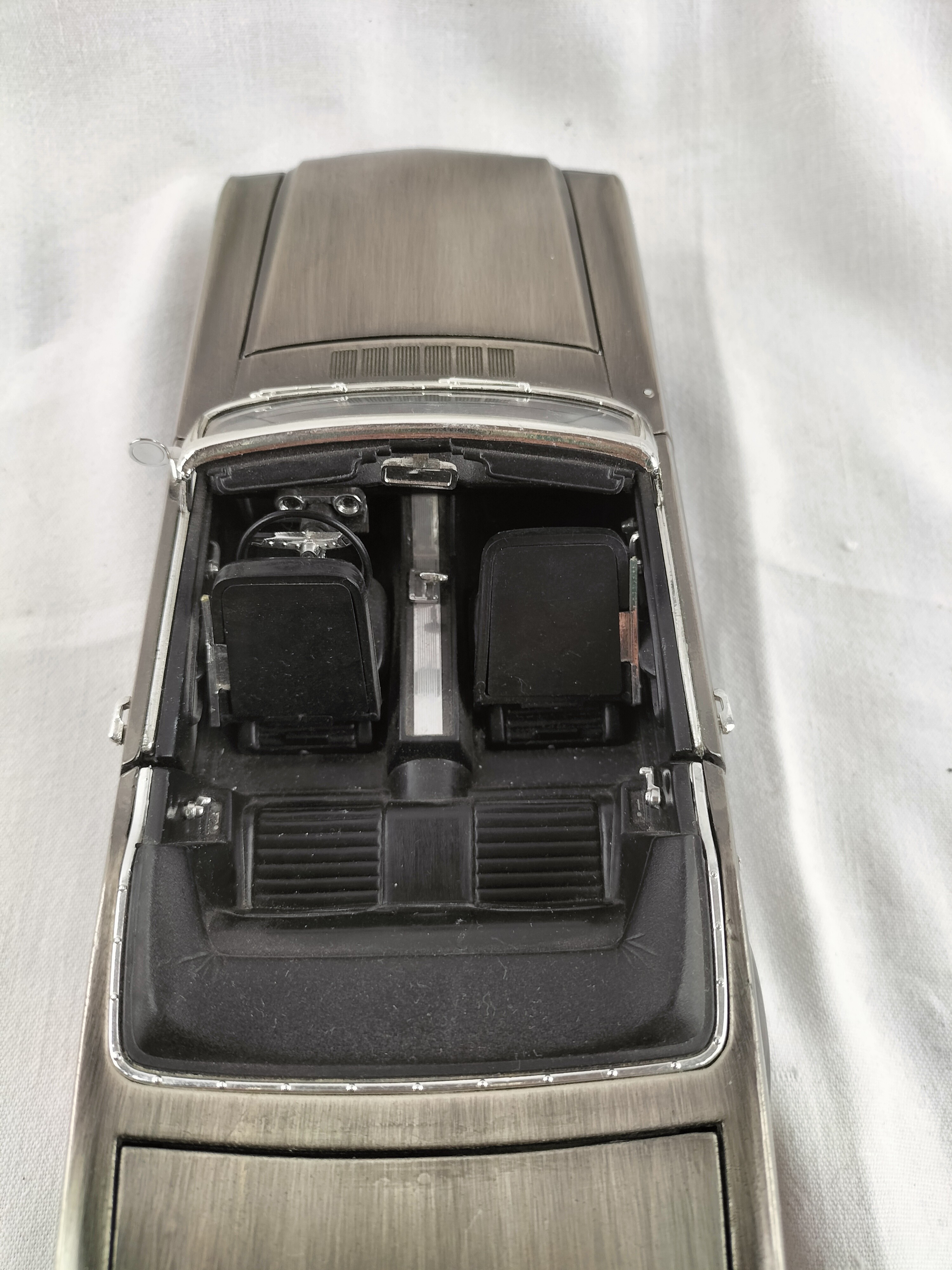 Voir photo 21 de Lot de 8 voitures miniatures de collection – Ferrari, Porsche, Mustang, Cadillac, Corvette Lot de 8 voitures miniatures de collection – Ferrari, Porsche, Mustang, Cadillac, Corvette Bon état - Vue 21 -