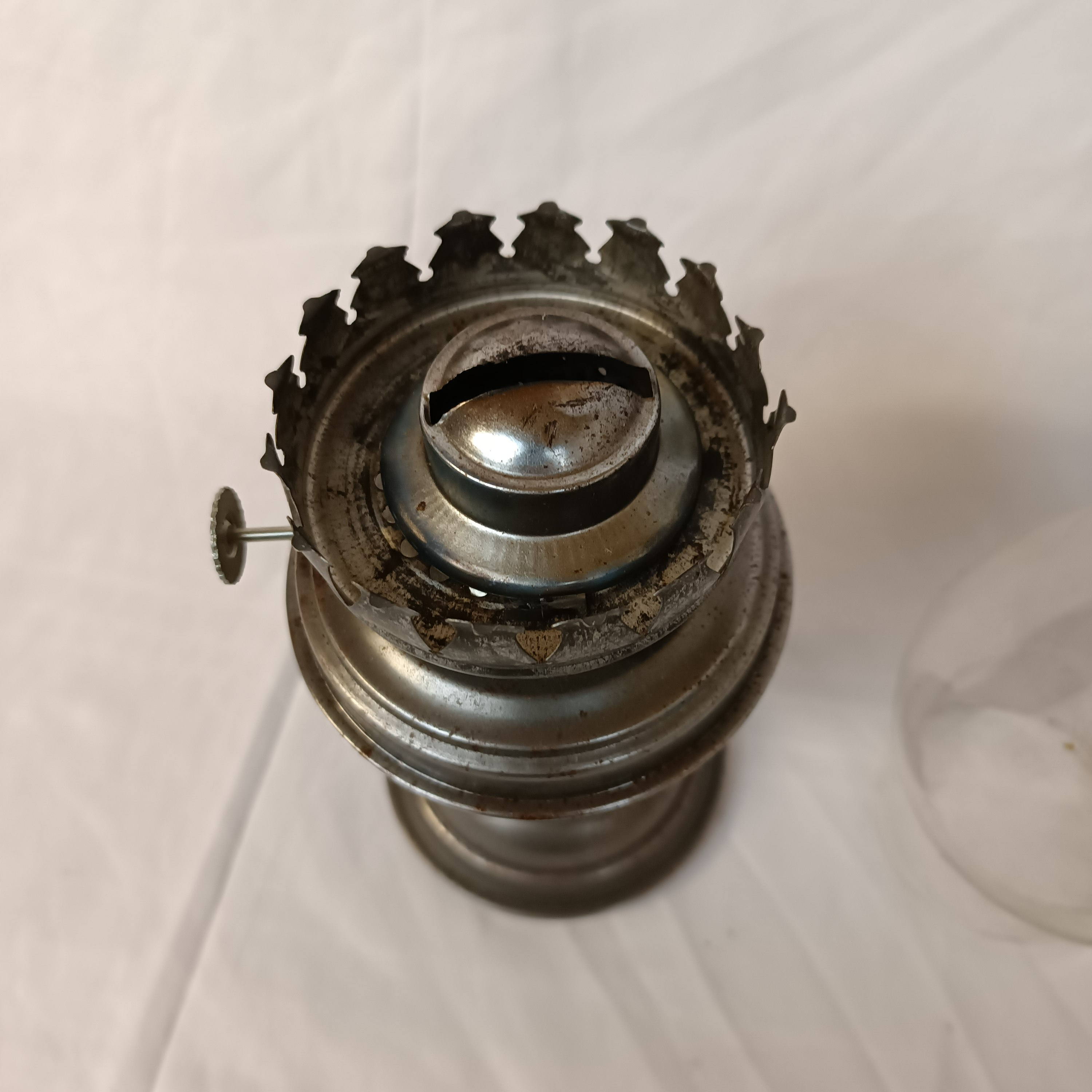 Ancienne lampe à pétrole avec base en métal Bon état - Vue 3 - 
