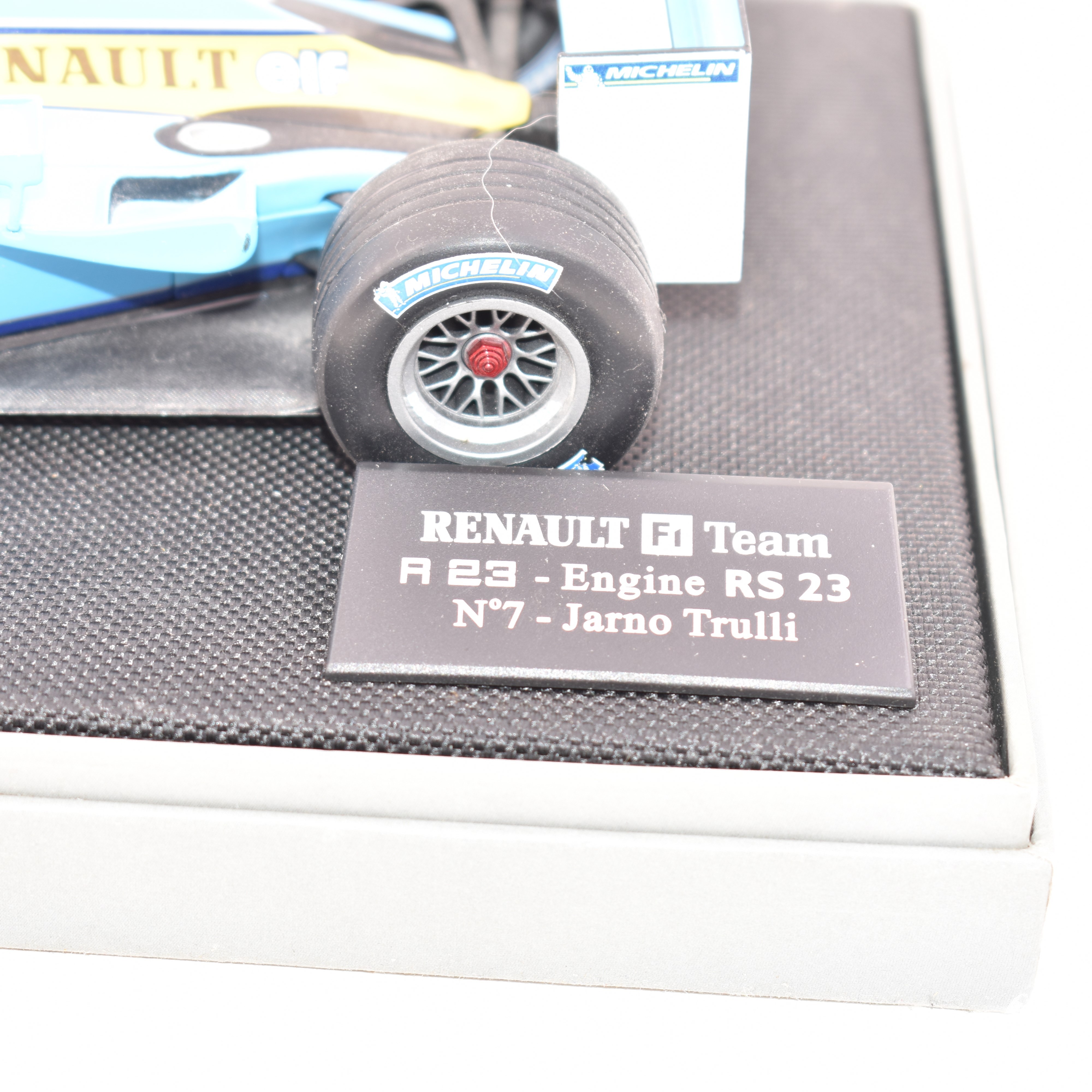 Voir photo 2 de Modèle R23 – Saison 2003 - de collection Renault F1 Team R23 - 1/18 – Jarno Trulli – N°7 Modèle R23 – Saison 2003 - de collection Renault F1 Team R23 - 1/18 – Jarno Trulli – N°7 Très bon état - Vue 2 -