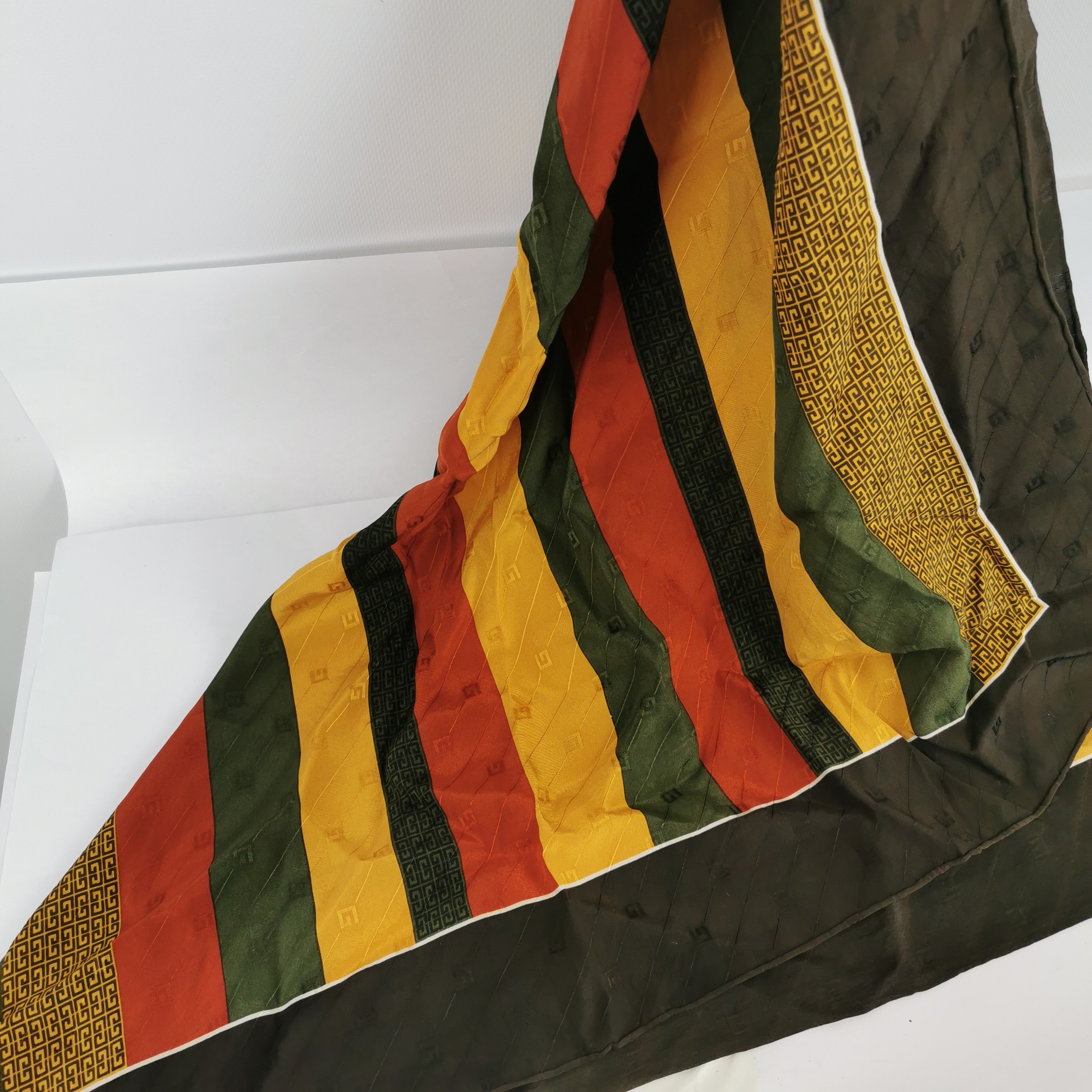 Foulard GIVENCHY en soie - Photo 3