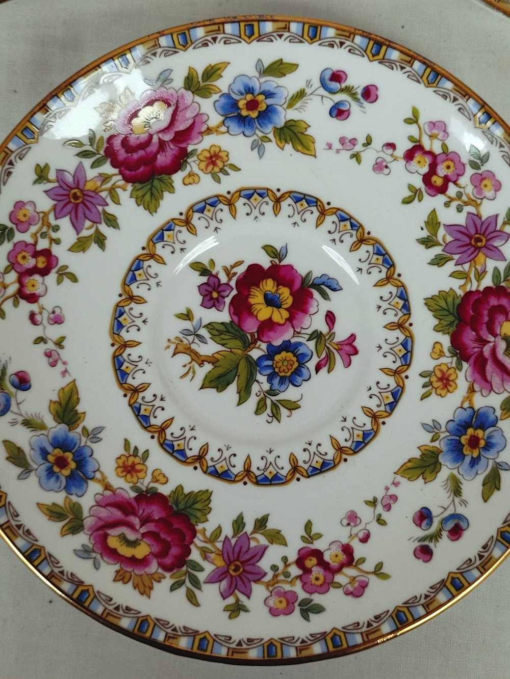 Trois petites soucoupes en porcelaine Grafton avec deux petites tasses . - Photo 2