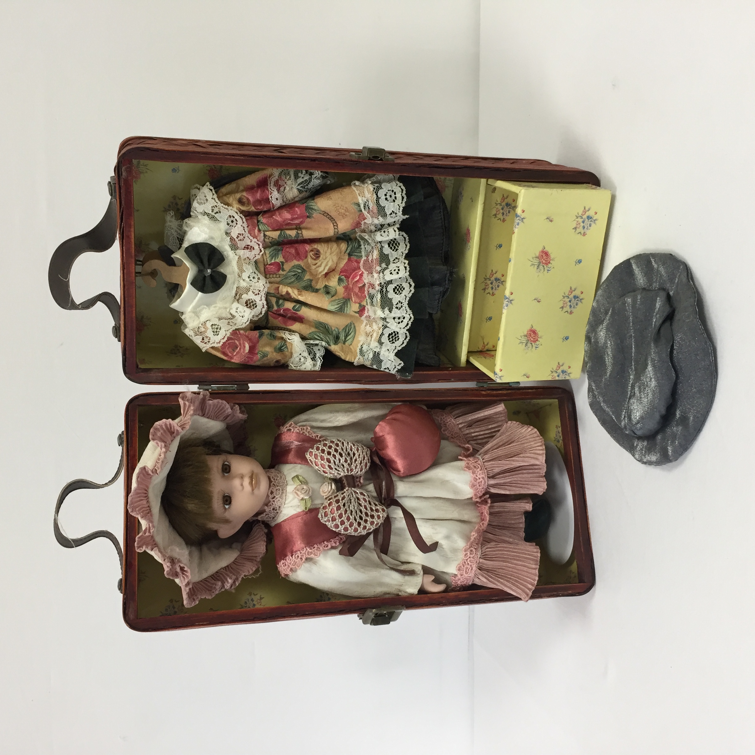 Poupée Porcelaine 52 Cm - Robe Bella Et Gilet Tissé Main - État TB