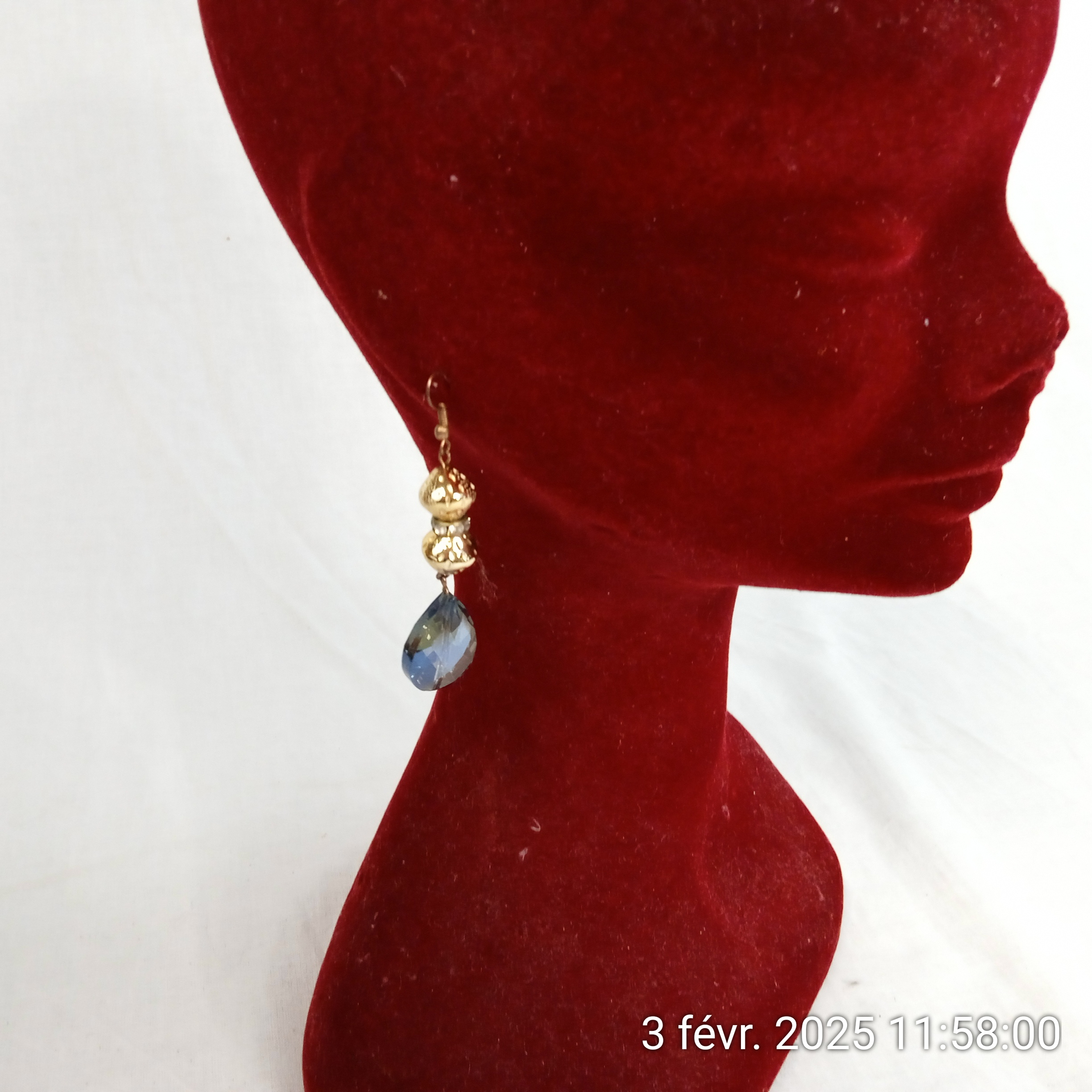 Boucles d'oreilles pendantes en forme de larme en cristal facetté bleu Bon état - Vue 2 - 