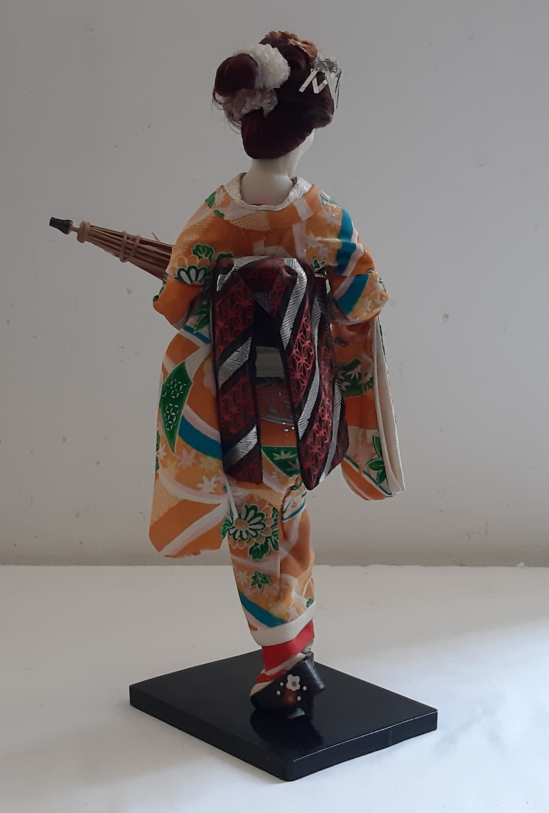 Poupée Japonaise doll Japanese avec socle Bois laqué noir