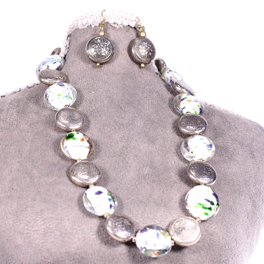 Voir photo 2 de Collier en verre et métal et boucles d'oreilles Collier en verre et métal et boucles d'oreilles Bon état - Vue 2 -