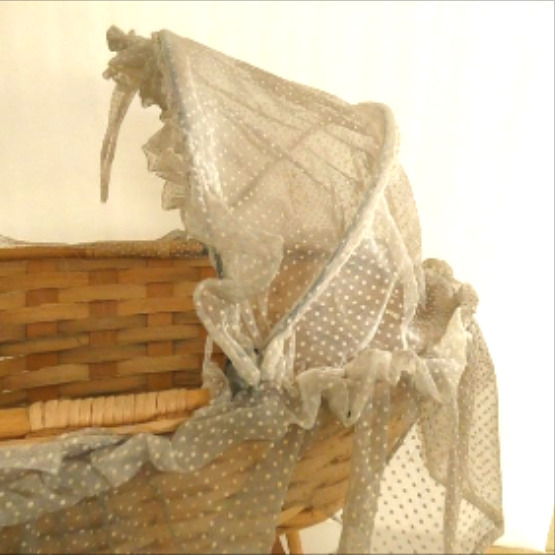 Voir photo 3 de Ancien grand landau en bois sur roulettes (hauteur 56 cm) Ancien grand landau en bois sur roulettes (hauteur 56 cm) Bon état - Vue 3 -