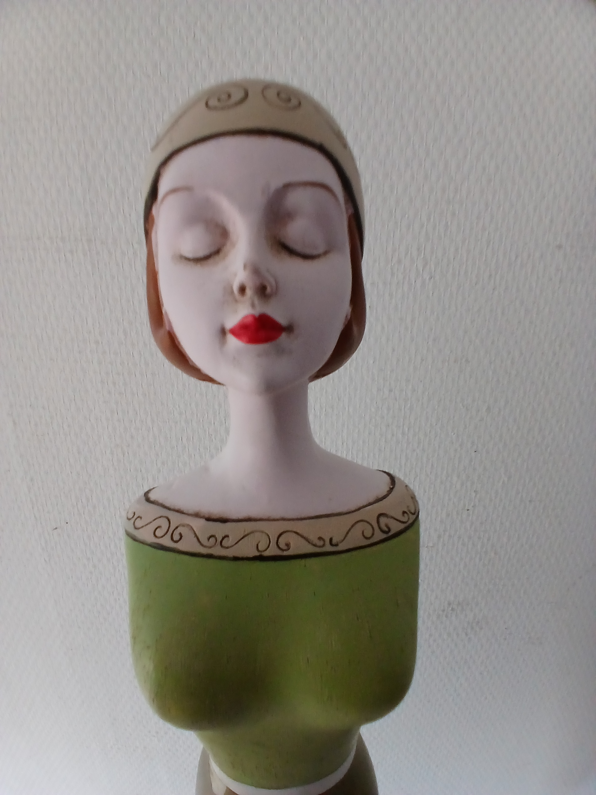 Statuette sur pied en matériau composite représentant 