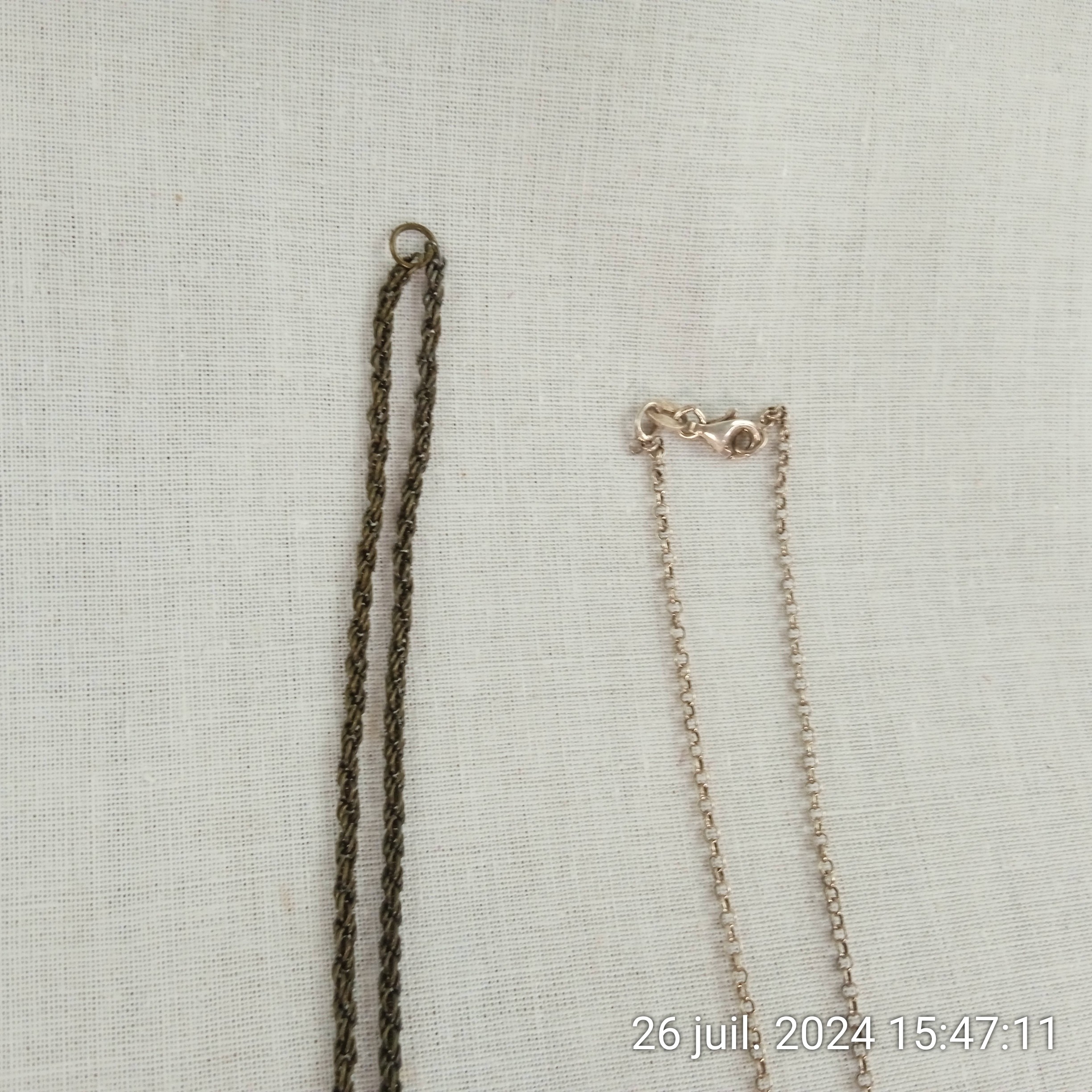 Voir photo 5 de Lot de 2 colliers gothique chic et ethnique en métal Lot de 2 colliers gothique chic et ethnique en métal Bon état - Vue 5 -