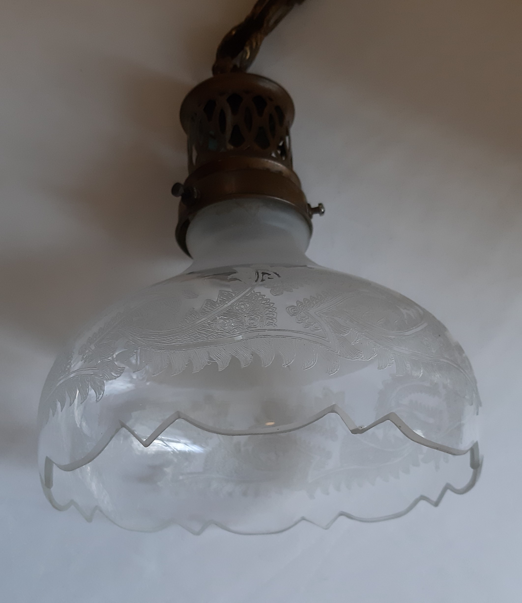 Voir photo 2 de Petite suspension art déco, laiton et cristal gravé et décoré à la main (motif feuilles ) et bords dentelés Petite suspension art déco, laiton et cristal gravé et décoré à la main (motif feuilles ) et bords dentelés - Vue 2 -