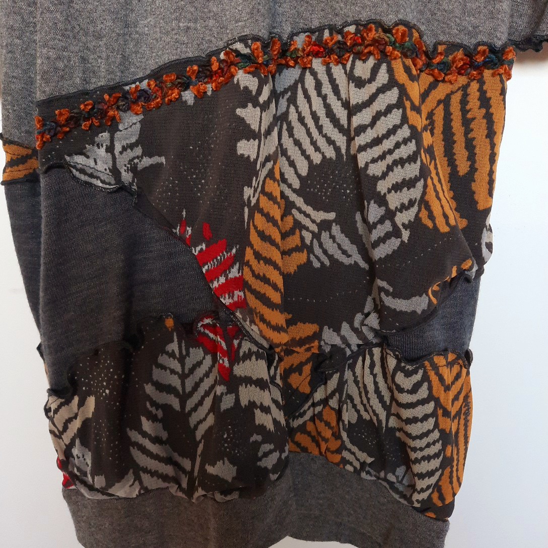 Robe mode actuelle rouge et moutarde sur fond gris EVALINKA T1 Très bon état - Vue 4 - 