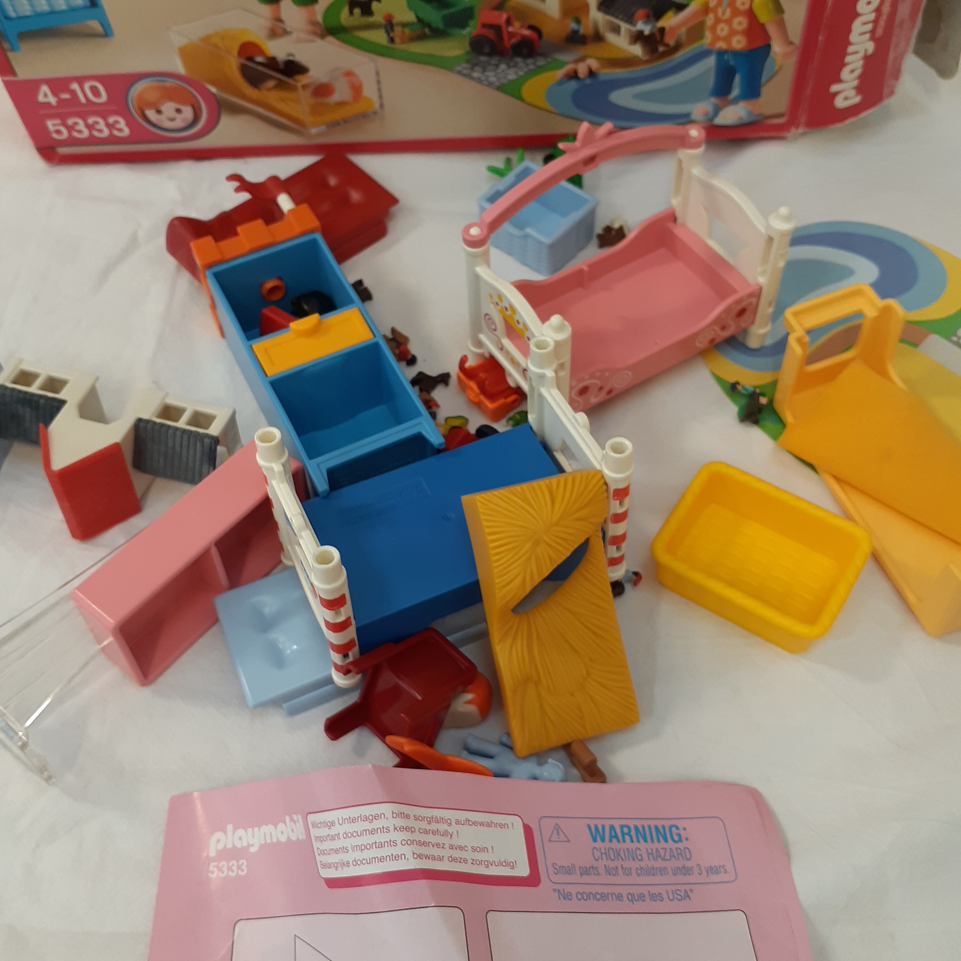 Playmobil 5302 et 5333 - Maison de ville et Chambre des enfants avec lits décorés Bon état - Vue 18 - 