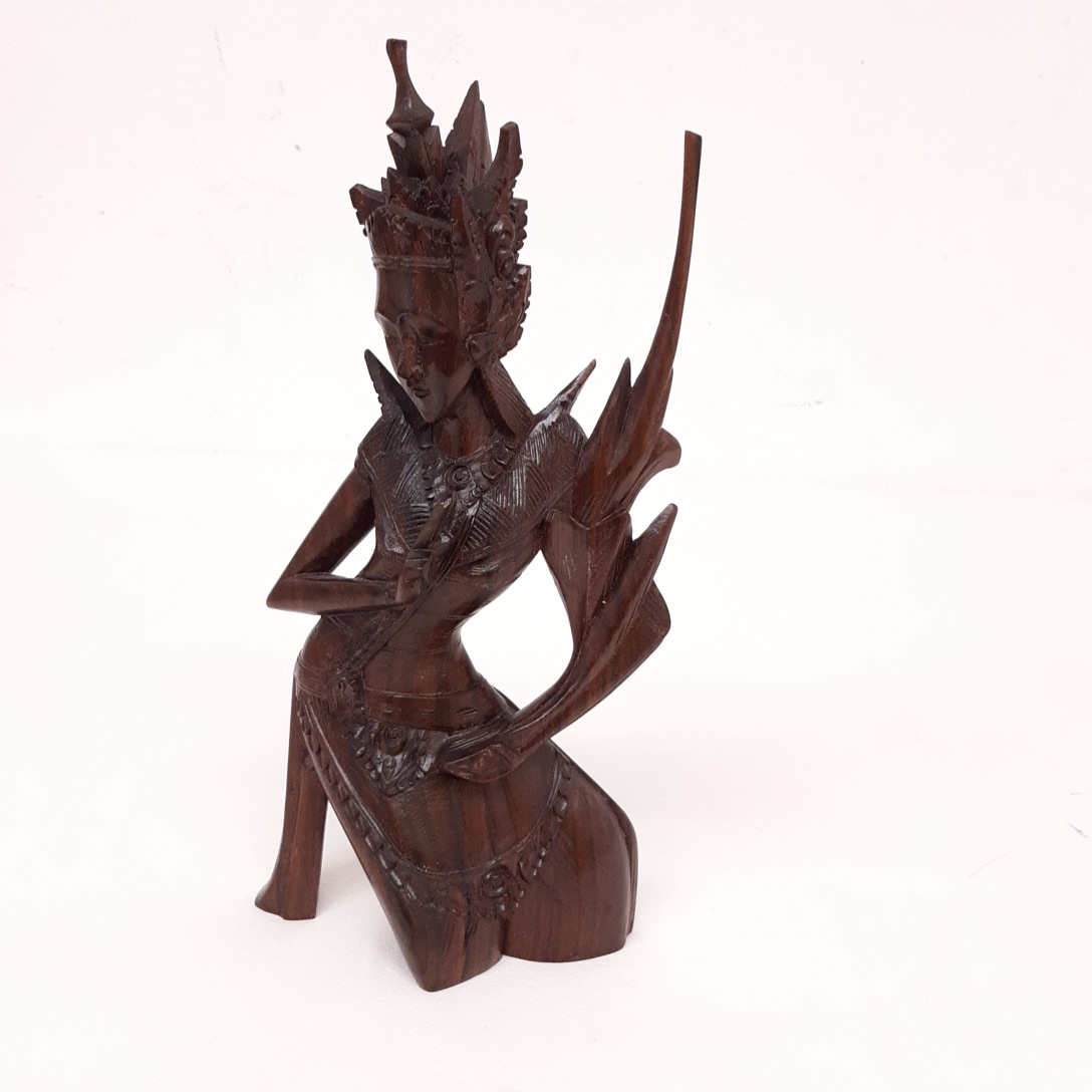 Sculpture de déesse dewi de Bali en bois - Photo 6