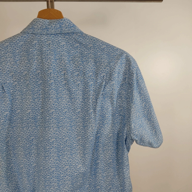 Voir photo 3 de Chemise homme manches courtes serge blanco bleu clair motifs discrets, doublure fleurie Chemise homme manches courtes serge blanco bleu clair motifs discrets, doublure fleurie Très bon état - Vue 3 -