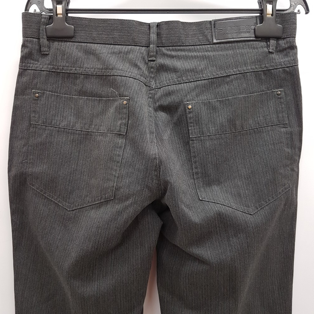 Voir photo 5 de Pantalon gris chiné - ARMAND THIERY – taille 42 Pantalon gris chiné - ARMAND THIERY – taille 42 Très bon état - Vue 5 -