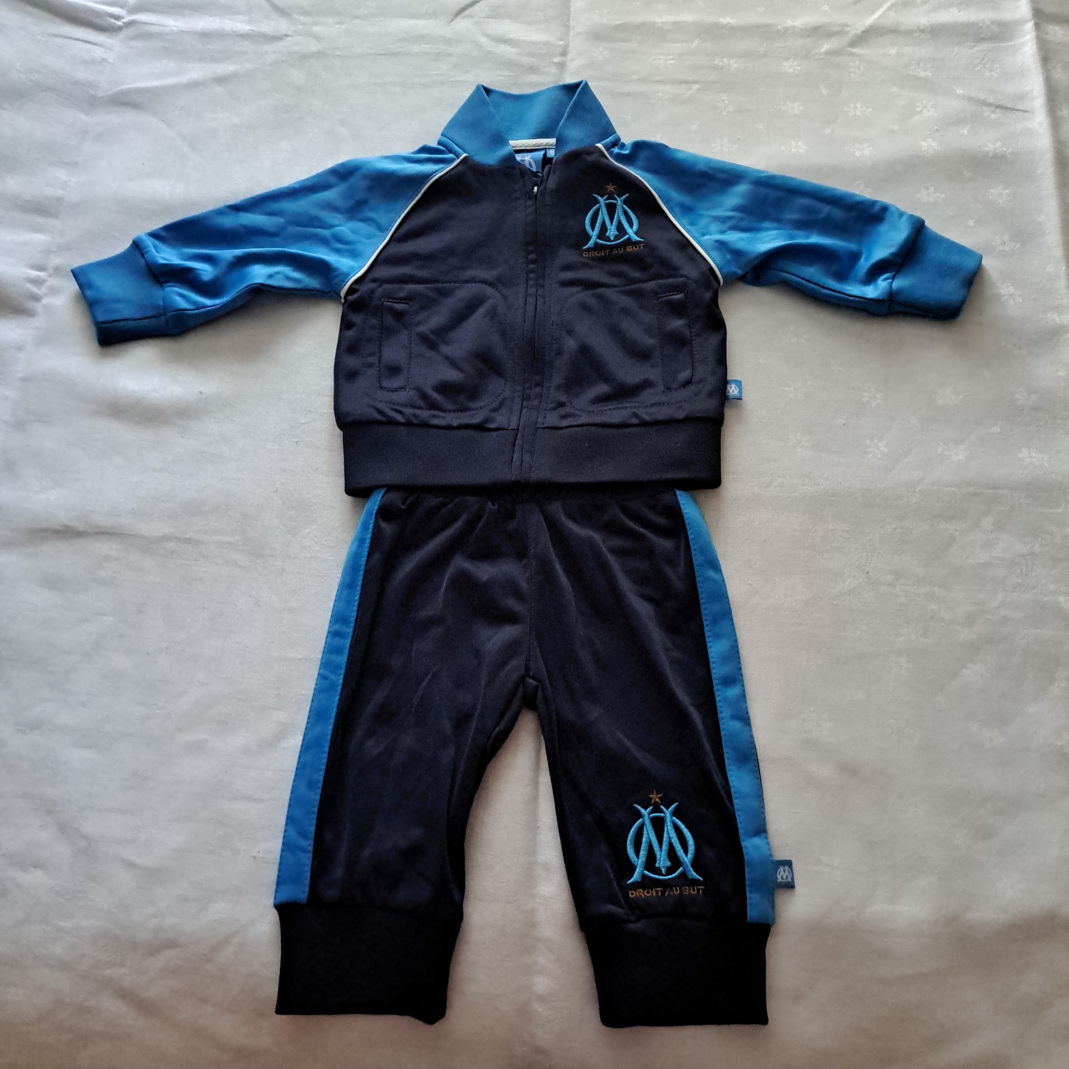JOGGING "BEBE" "OM. DROIT AU BUT" - Taille: 6mois Comme neuf - Vue 2 - 