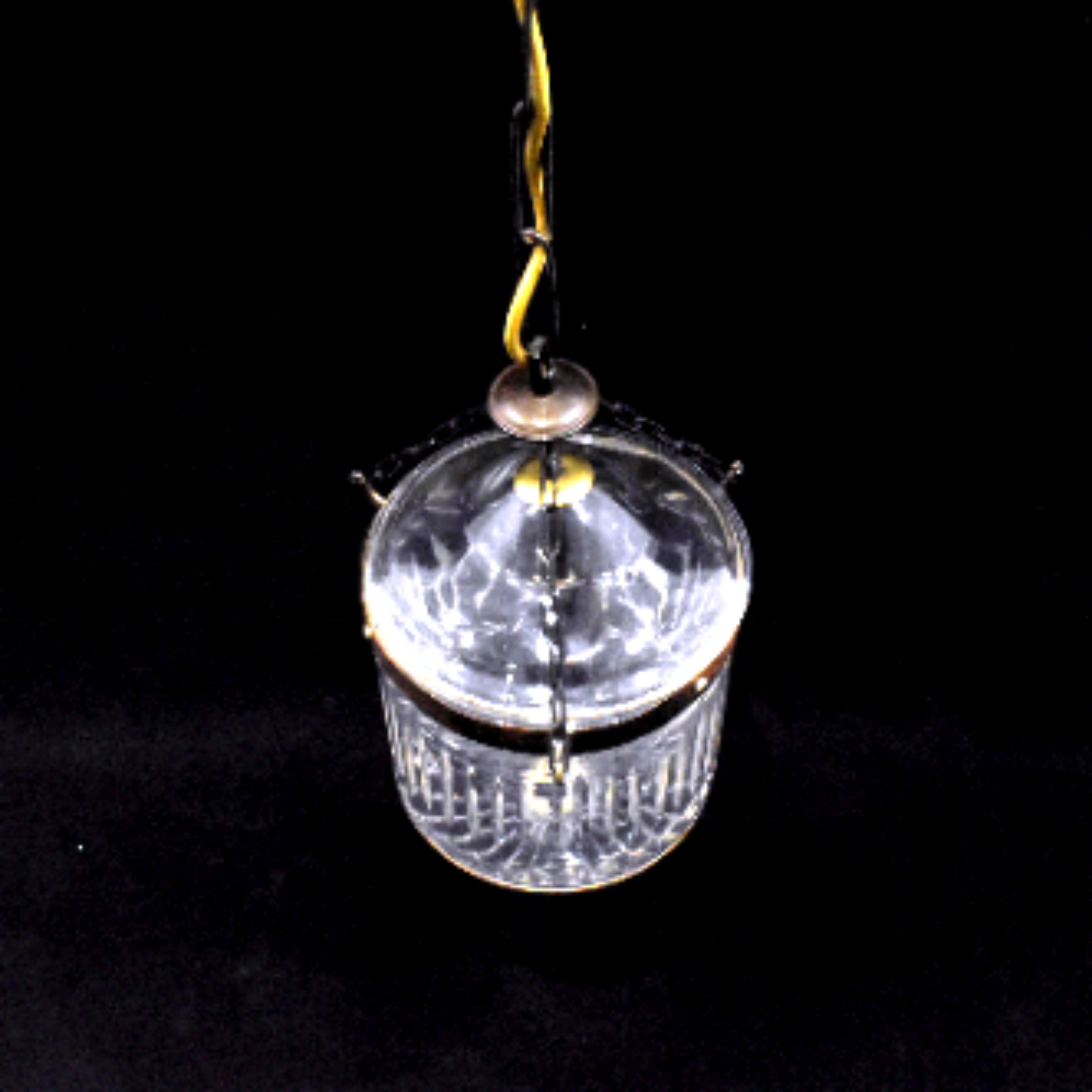 Voir photo 5 de Lanterne Suspendue Chehoma® - Esprit Colonial des Indes - Verre Taillé & Laiton doré Lanterne Suspendue Chehoma® - Esprit Colonial des Indes - Verre Taillé & Laiton doré Bon état - Vue 5 -