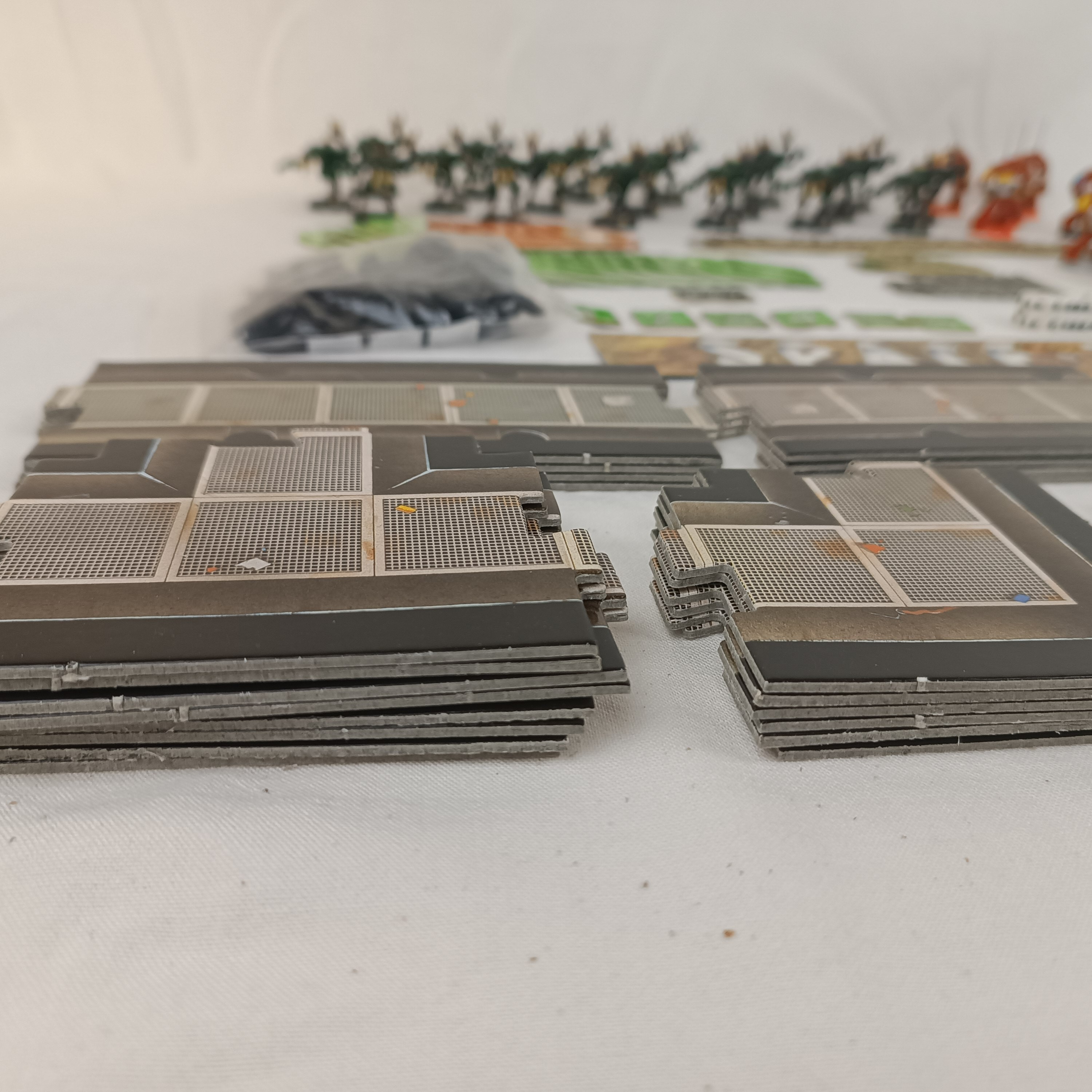 Voir photo 15 de Jeu de société "Space Hulk" - Warhammer 40K, première édition de 1989, par Games Workshop, figurines peintes Jeu de société "Space Hulk" - Warhammer 40K, première édition de 1989, par Games Workshop, figurines peintes État correct - Vue 15 -