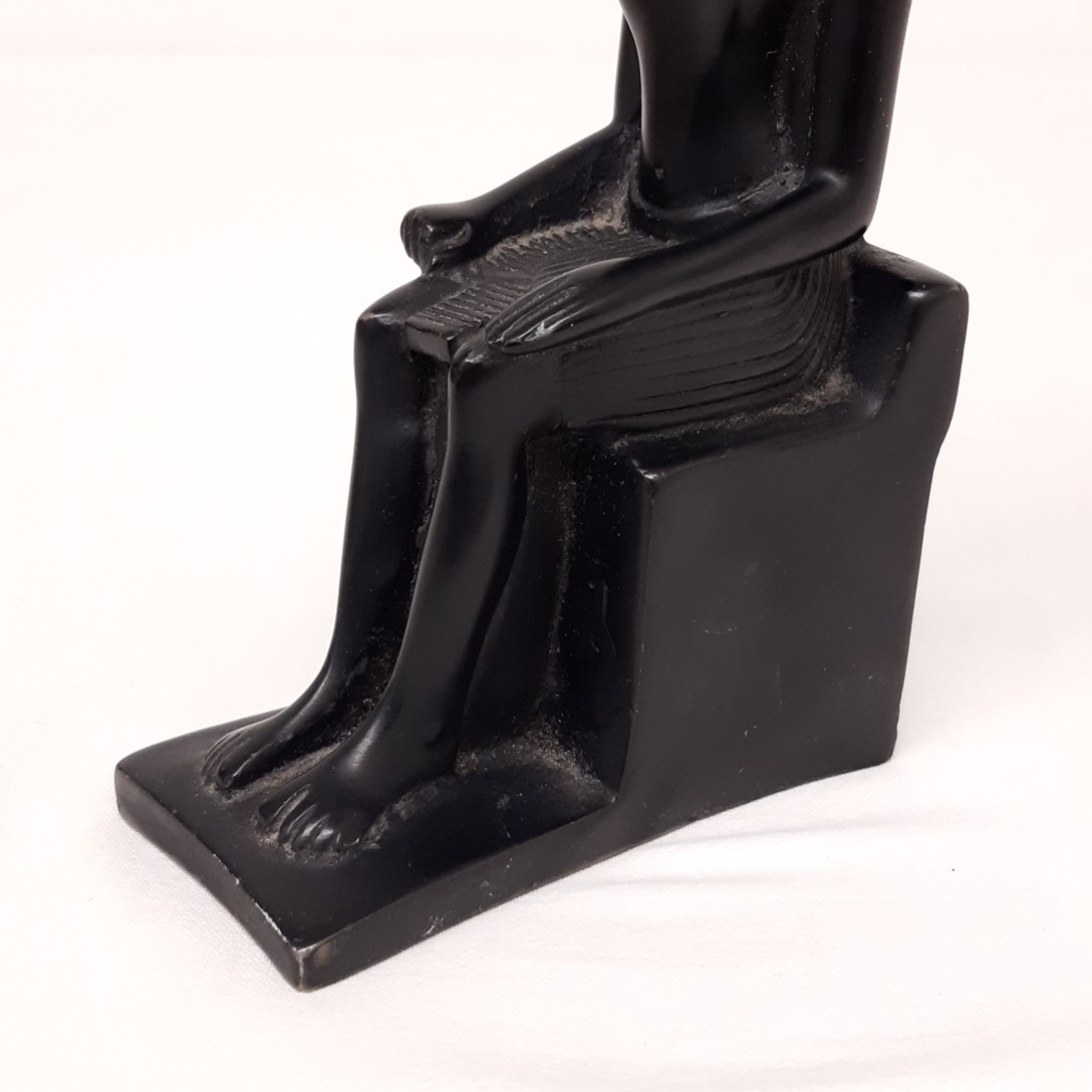 Statuette déesse égyptienne assise en bois - Photo 4